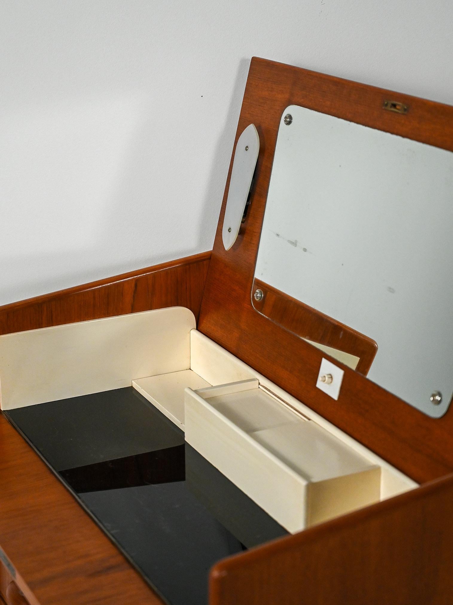 Toeletta con cassettiera scandinava in teak anni 50/60 in vendita 2