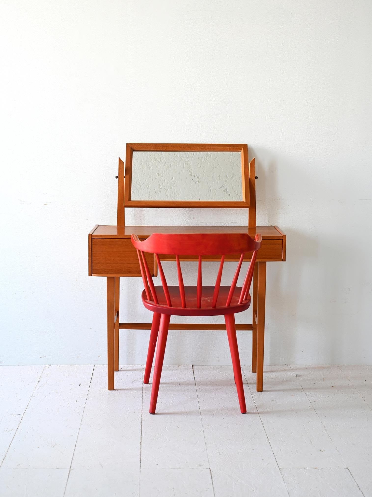 Toeletta in teak di fine anni '50 con specchio inclinabile e due cassetti, di cui uno con scomparti interni.

Toeletta scandinava realizzata in teak con linee essenziali e proporzioni armoniose. Il piano ospita uno specchio inclinabile incorniciato
