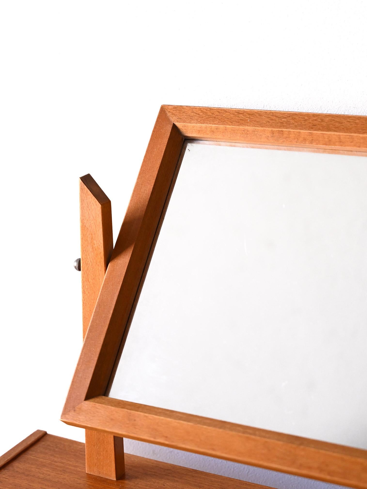 Mid-20th Century Toeletta scandinava anni '50 in teak