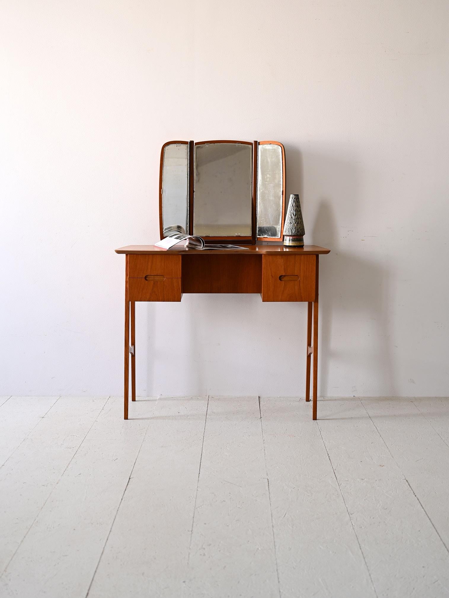 Grooming  scandinavian vintage with mirror.

Its slender, square legs add a light, modern touch, while the rounded corners of the tabletop give it a cozy, delicate look.

One detail that makes it particularly versatile is the folding mirror, which