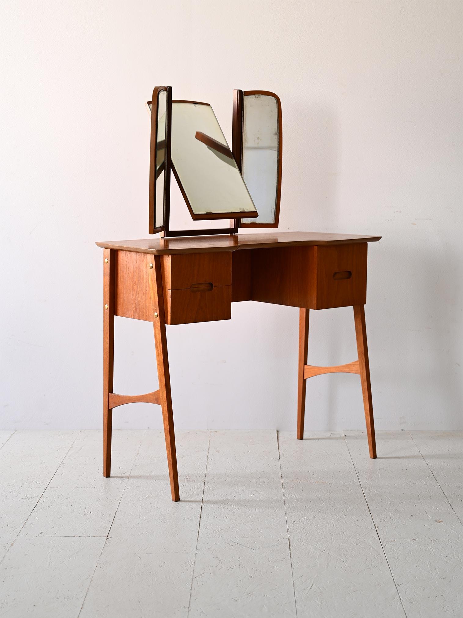 Scandinavian dressing table with mirror In Good Condition For Sale In Brescia, IT