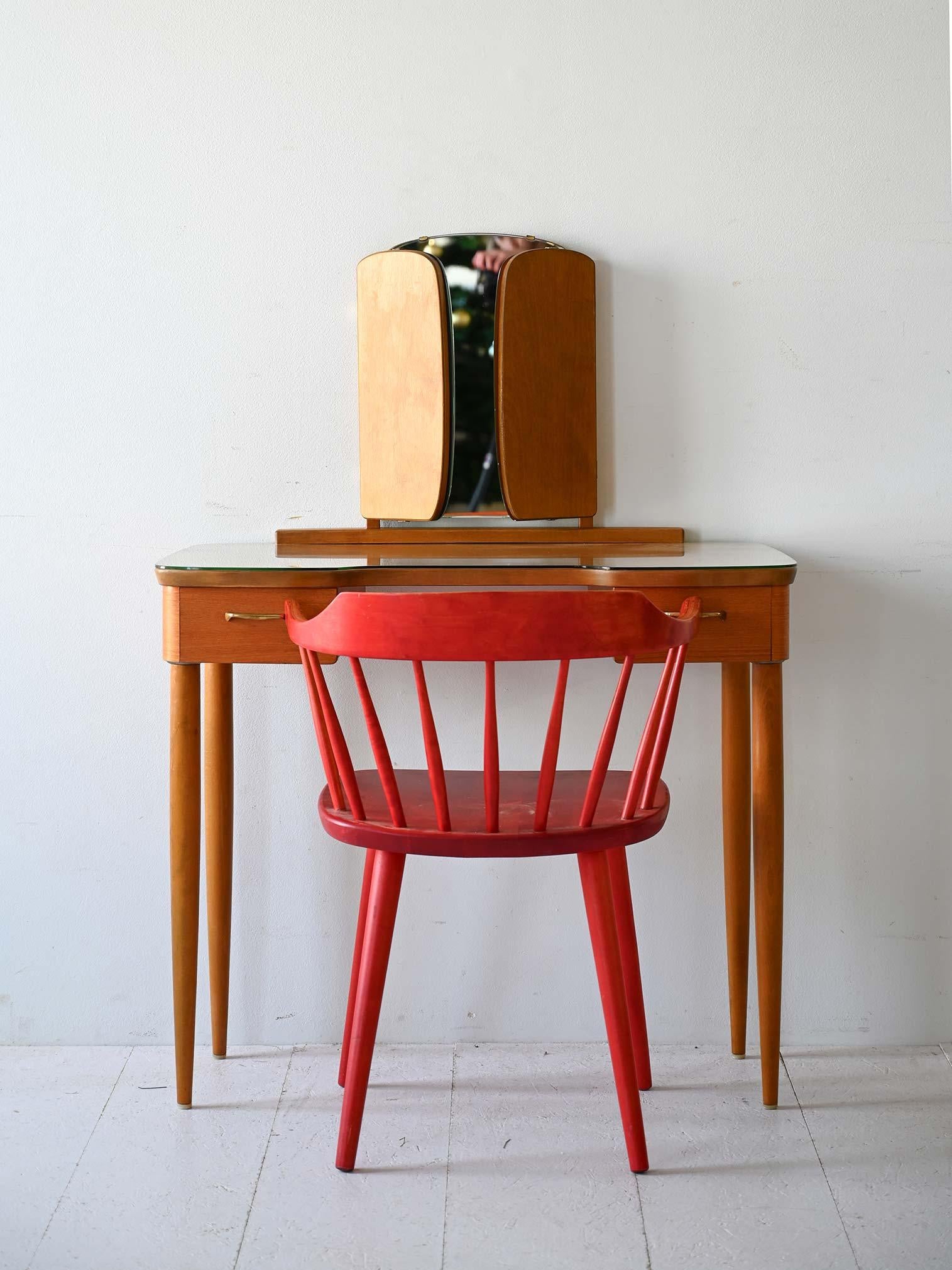 Toilette scandinave des années 1940 avec cadre en teck et pieds en hêtre. Au-dessus de la partie supérieure, une vitre protège le bois de l'usure. Le miroir de forme est divisé en trois parties et peut être fermé. 

Idéal comme station de