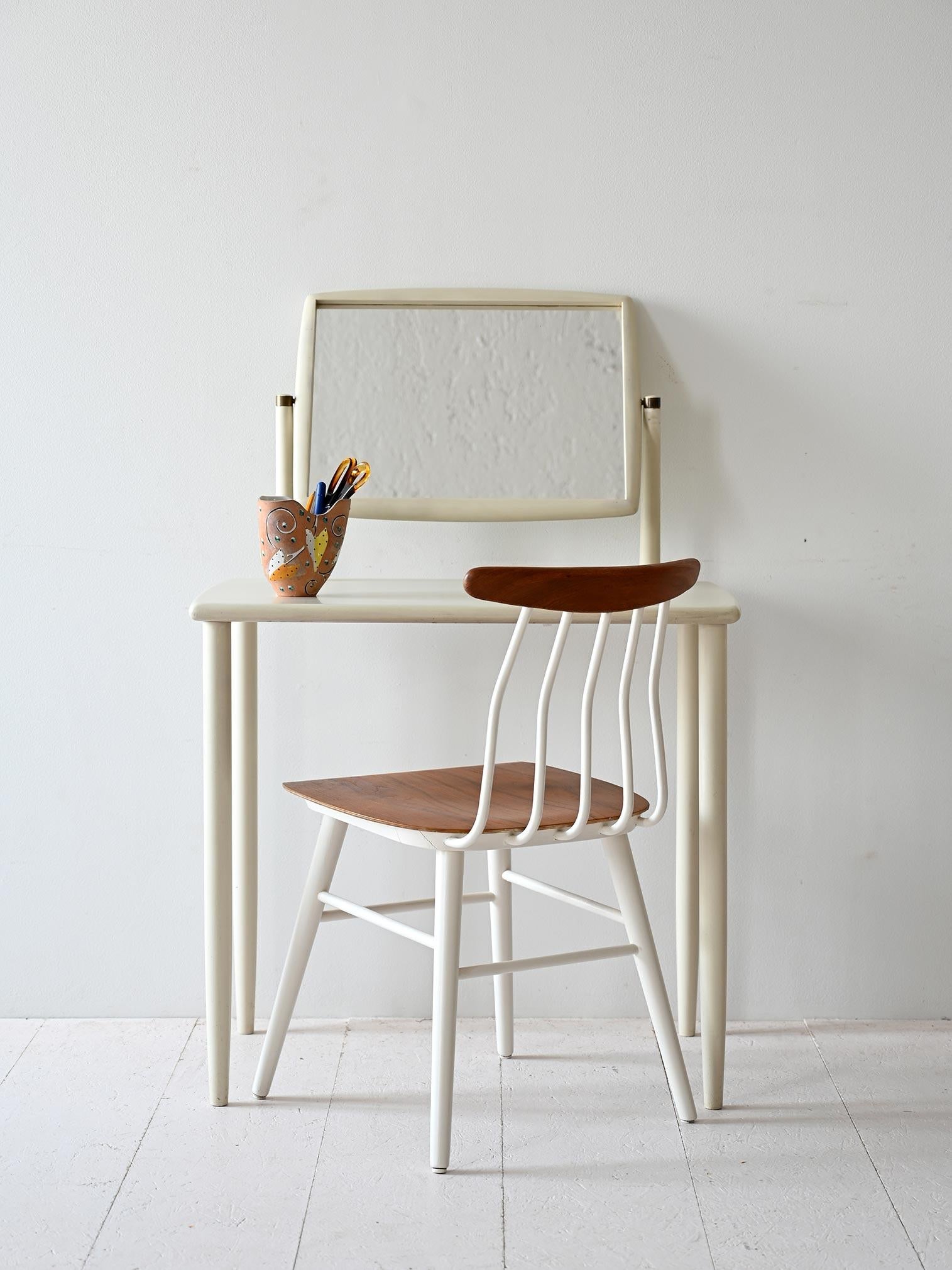 Coiffeuse vintage des années 1960 en bois peint en blanc avec miroir pivotant.

Dotée d'un plateau aux angles arrondis et de longs pieds coniques, cette coiffeuse intègre un miroir pivotant pratique. Parfait comme station de maquillage mais aussi