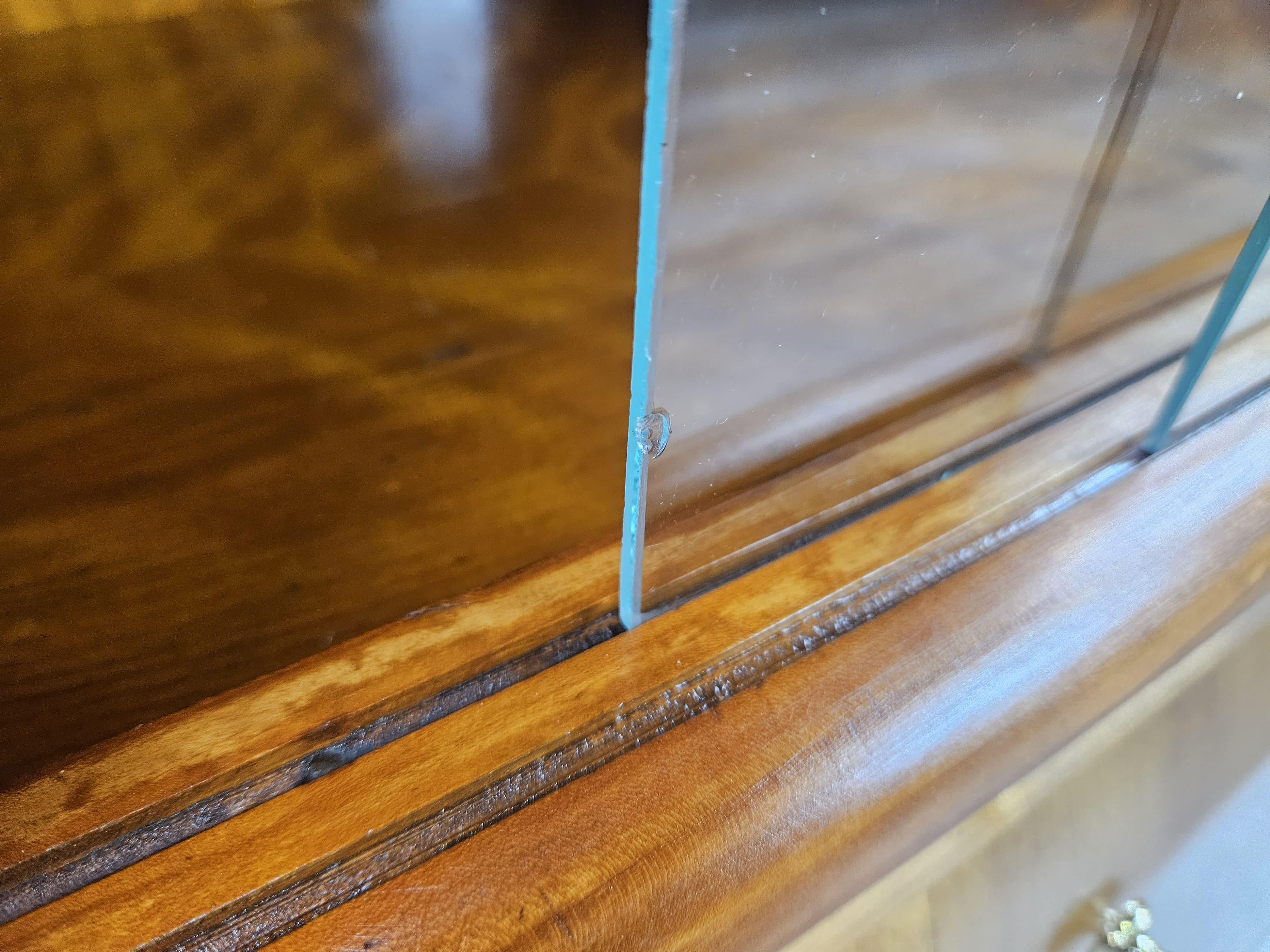 Art Deco 1940s blond walnut dressing table with sliding glass panes For Sale 4