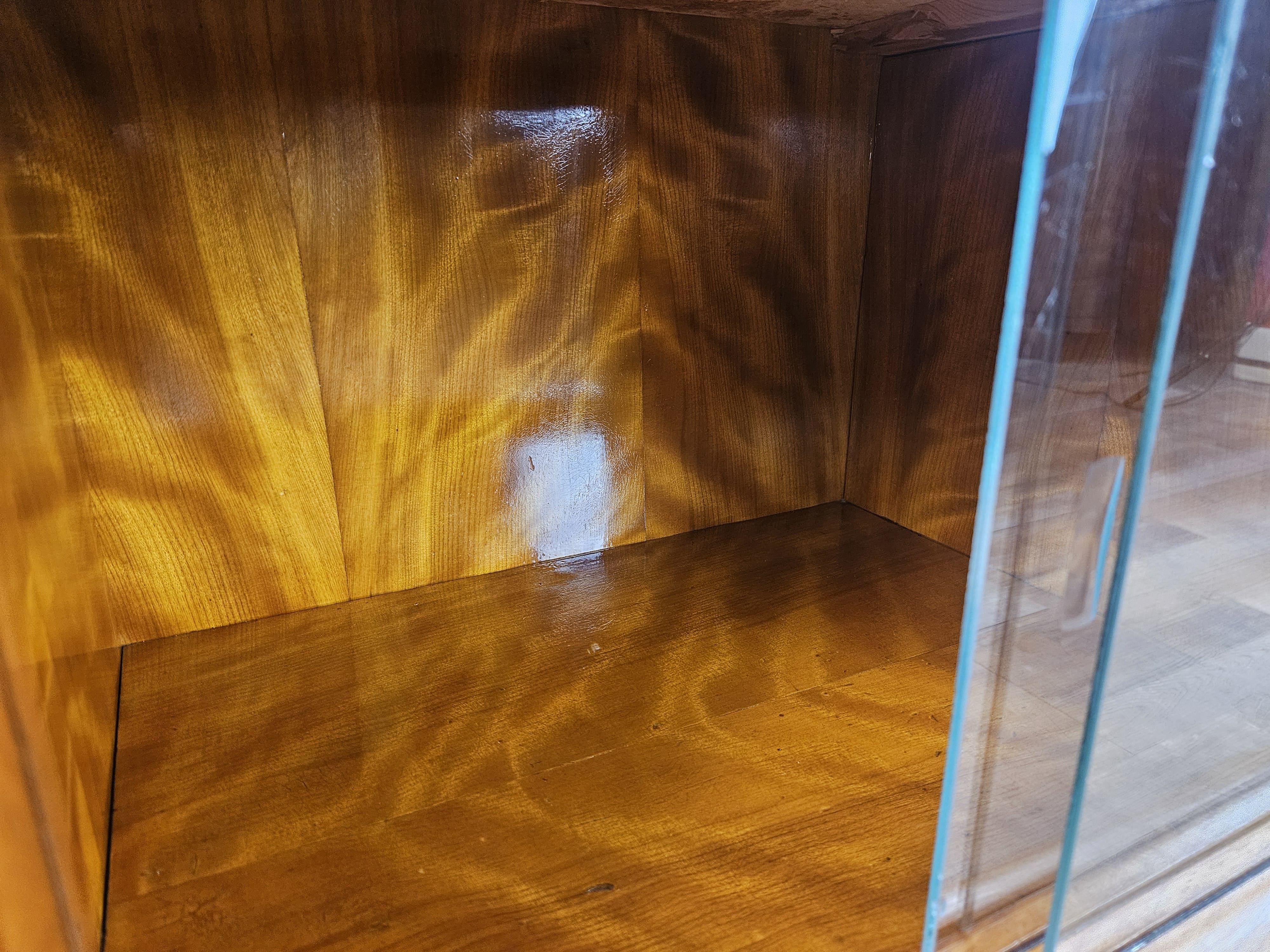Art Deco 1940s blond walnut dressing table with sliding glass panes For Sale 5