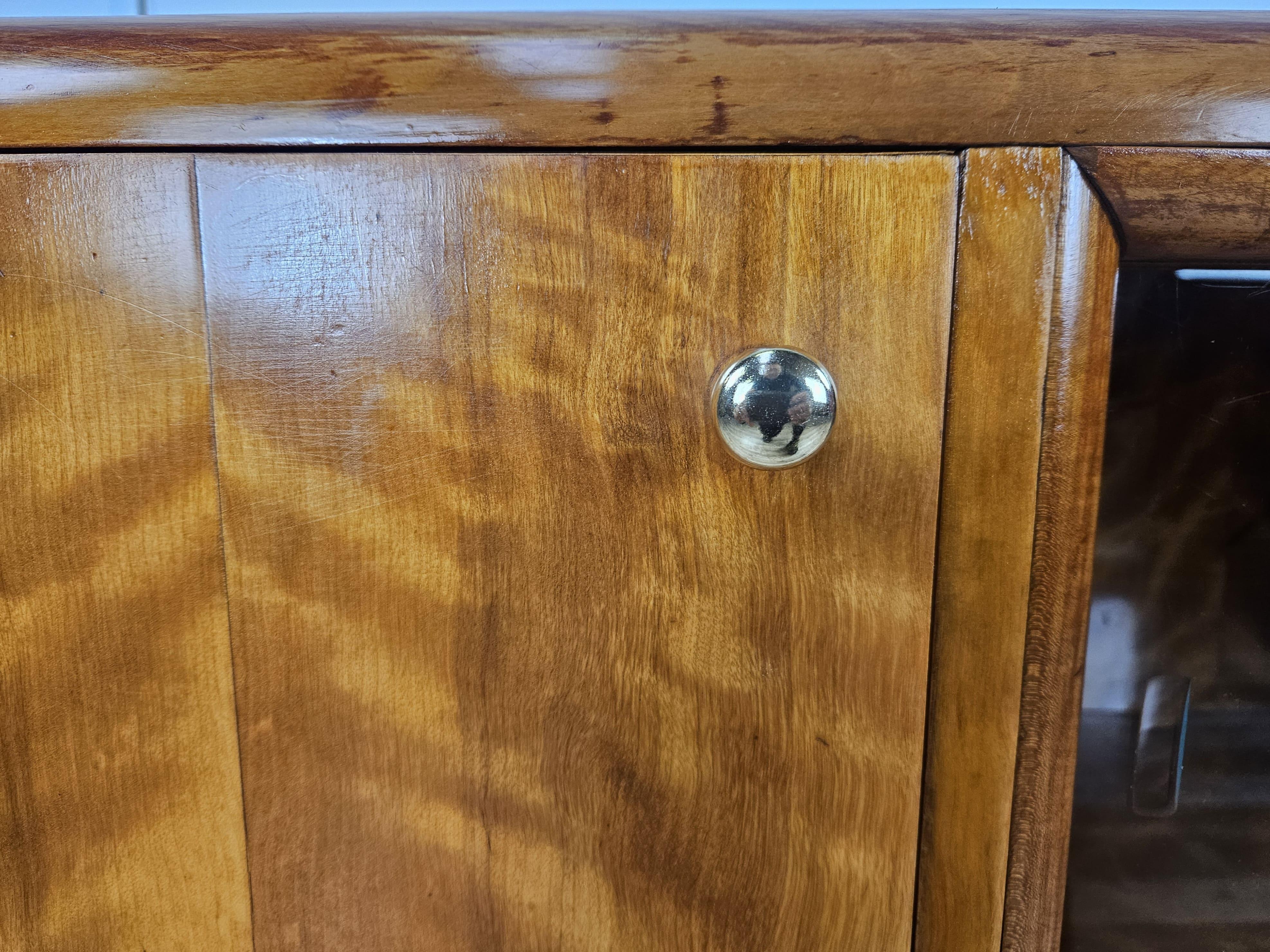 Art Deco 1940s blond walnut dressing table with sliding glass panes For Sale 6