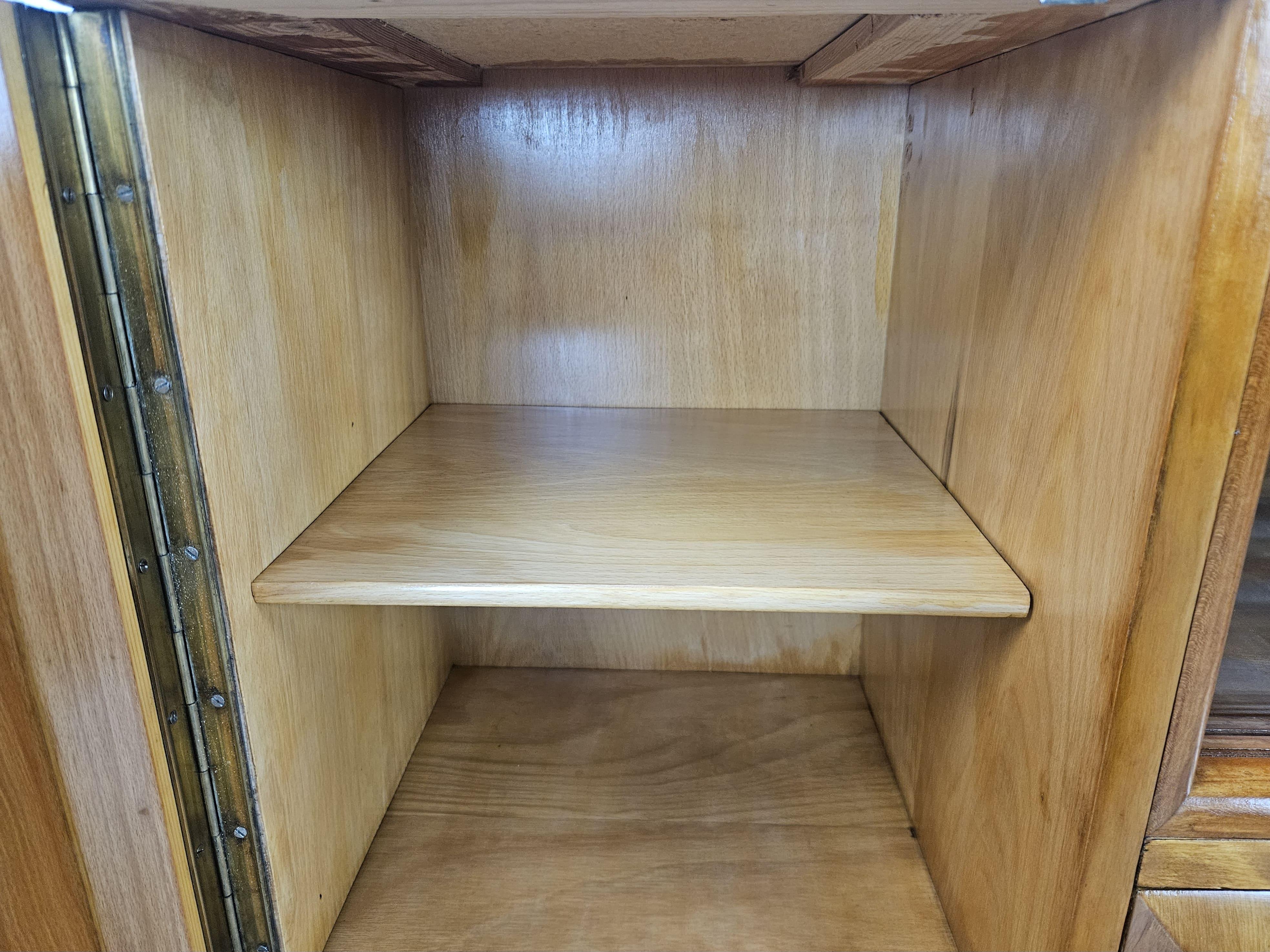 Art Deco 1940s blond walnut dressing table with sliding glass panes For Sale 8