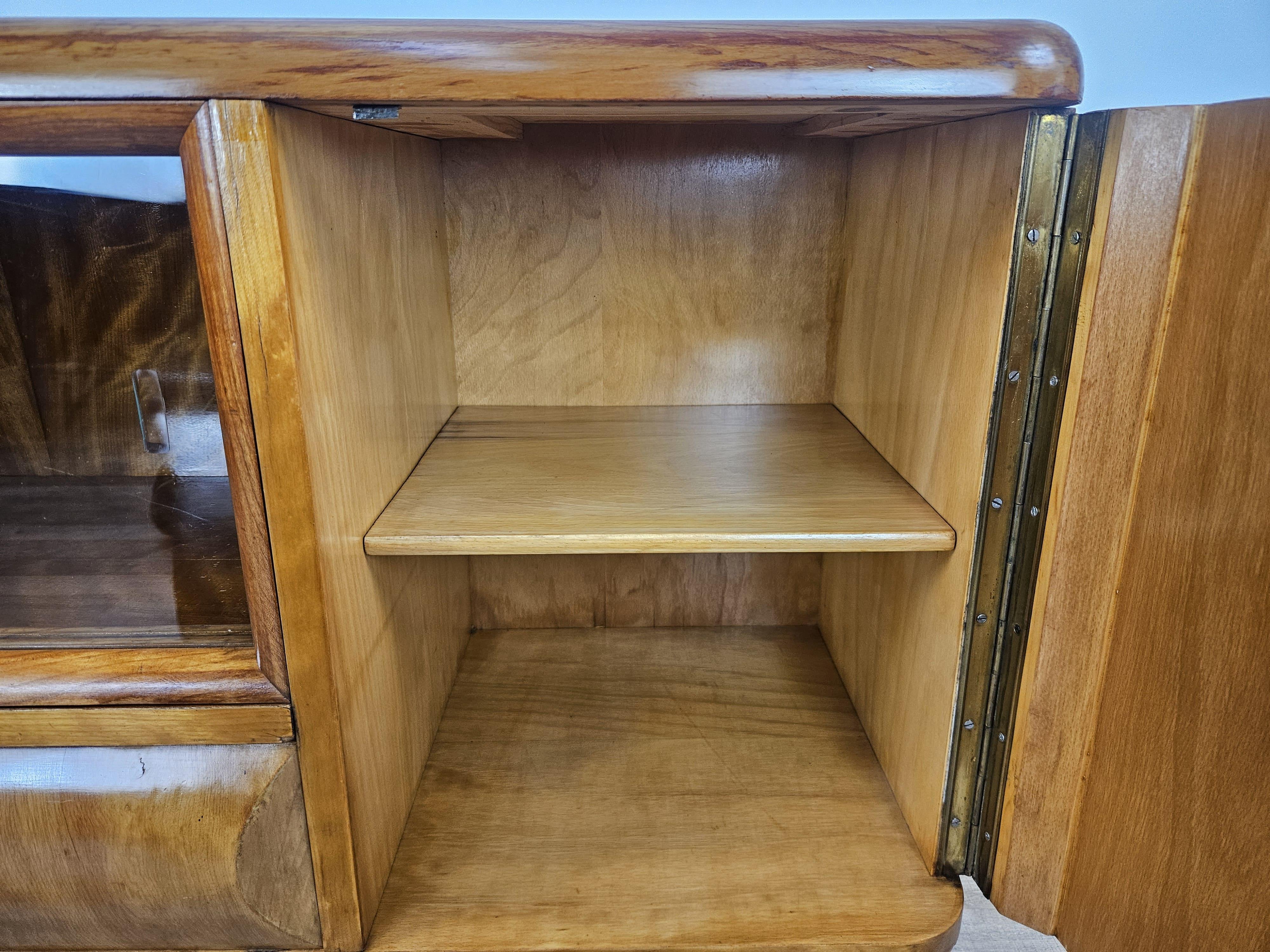 Art Deco 1940s blond walnut dressing table with sliding glass panes For Sale 9