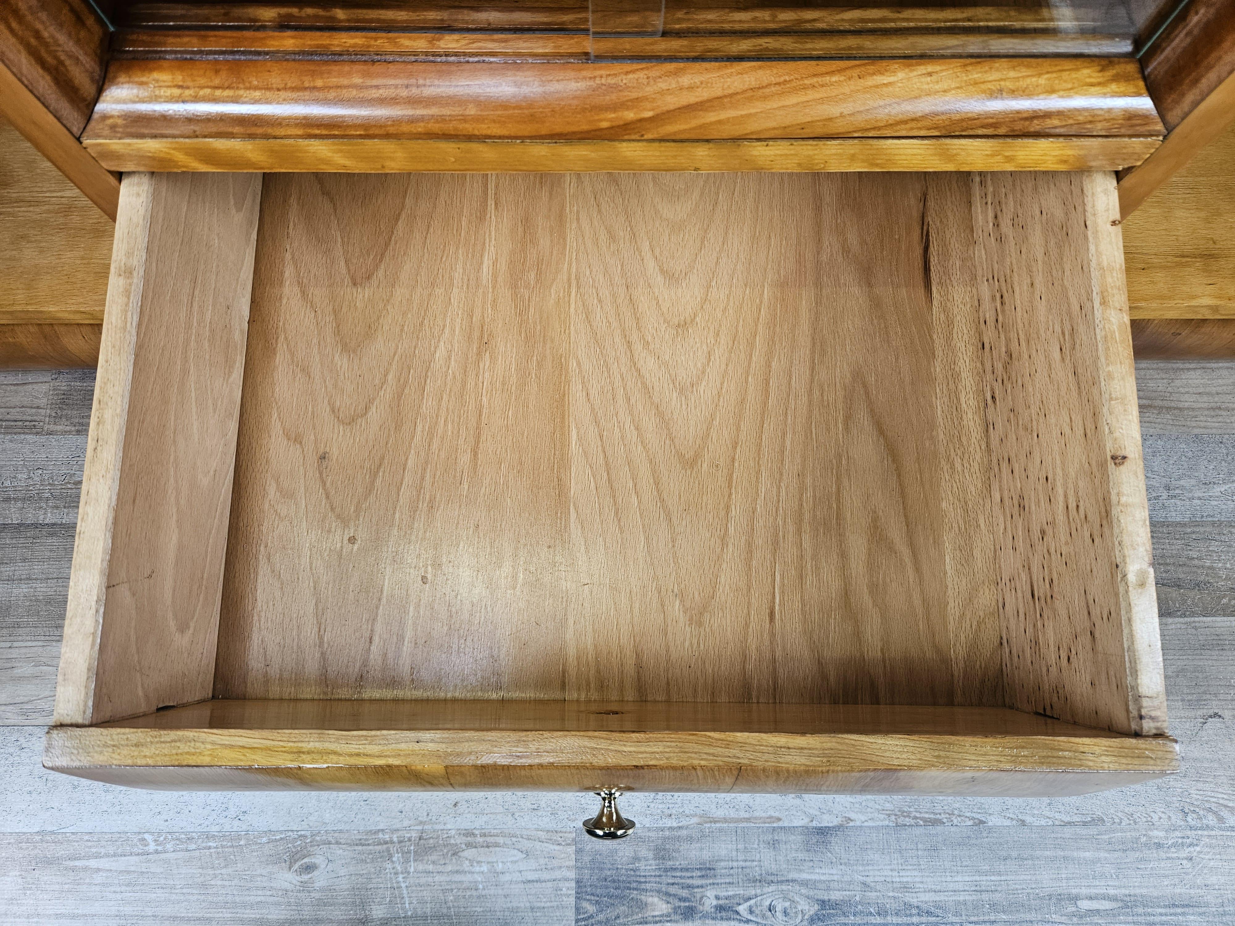 Art Deco 1940s blond walnut dressing table with sliding glass panes For Sale 10