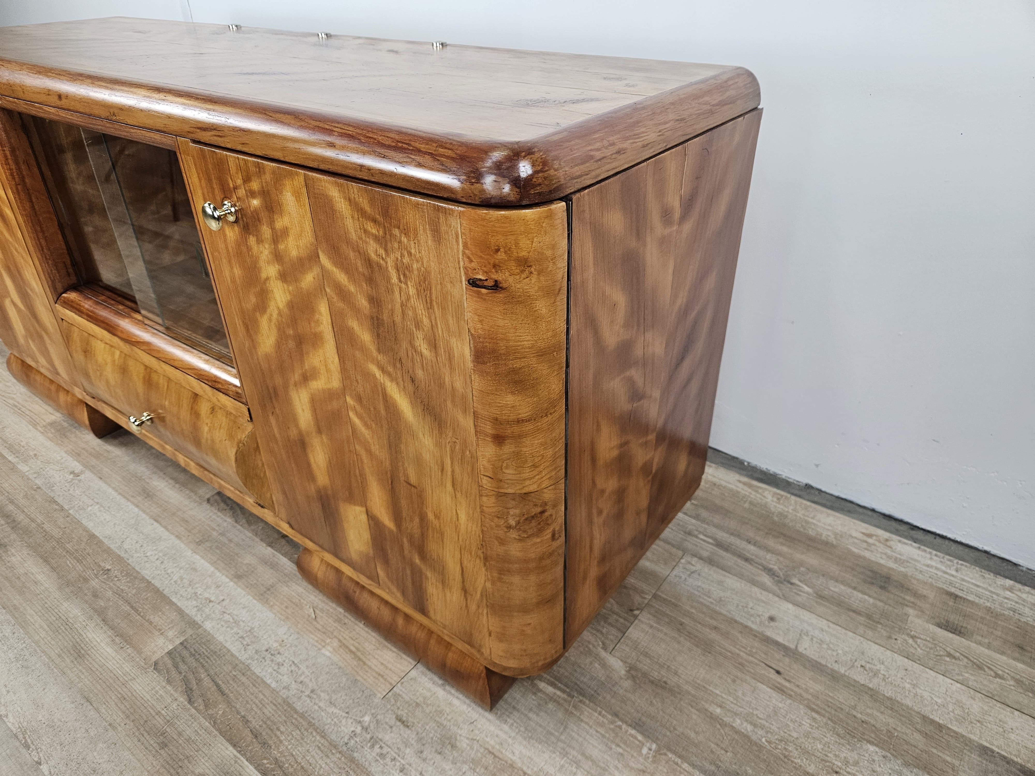 Italian Art Deco 1940s blond walnut dressing table with sliding glass panes For Sale