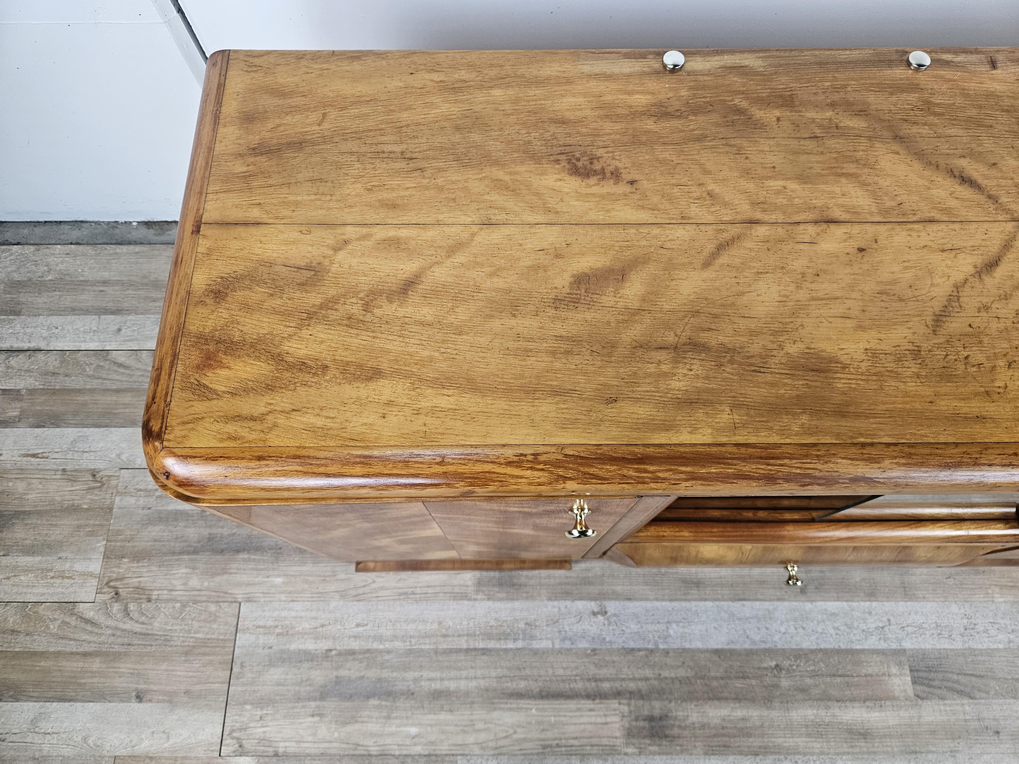 Art Deco 1940s blond walnut dressing table with sliding glass panes In Good Condition For Sale In Premariacco, IT