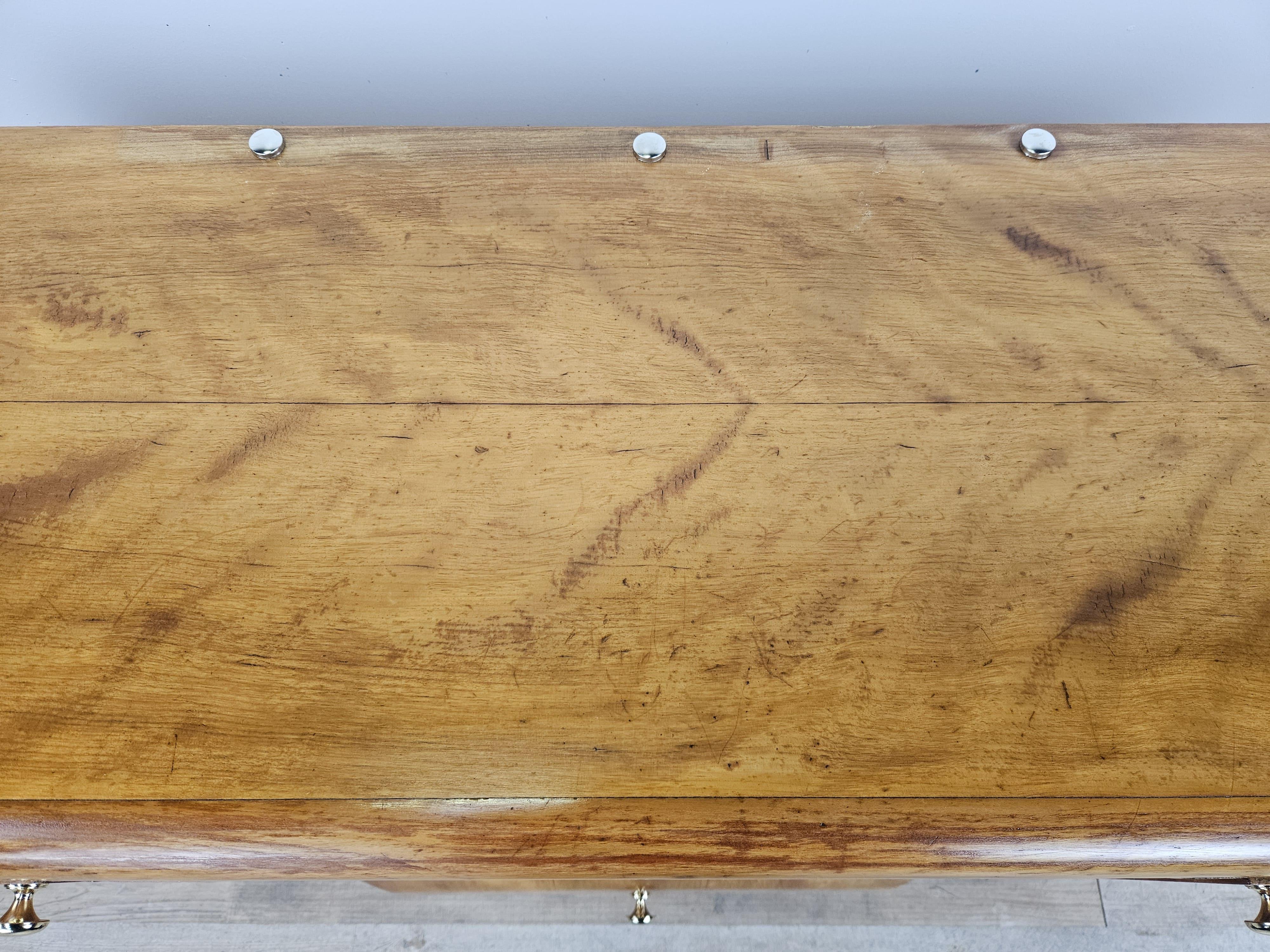 Mid-20th Century Art Deco 1940s blond walnut dressing table with sliding glass panes For Sale