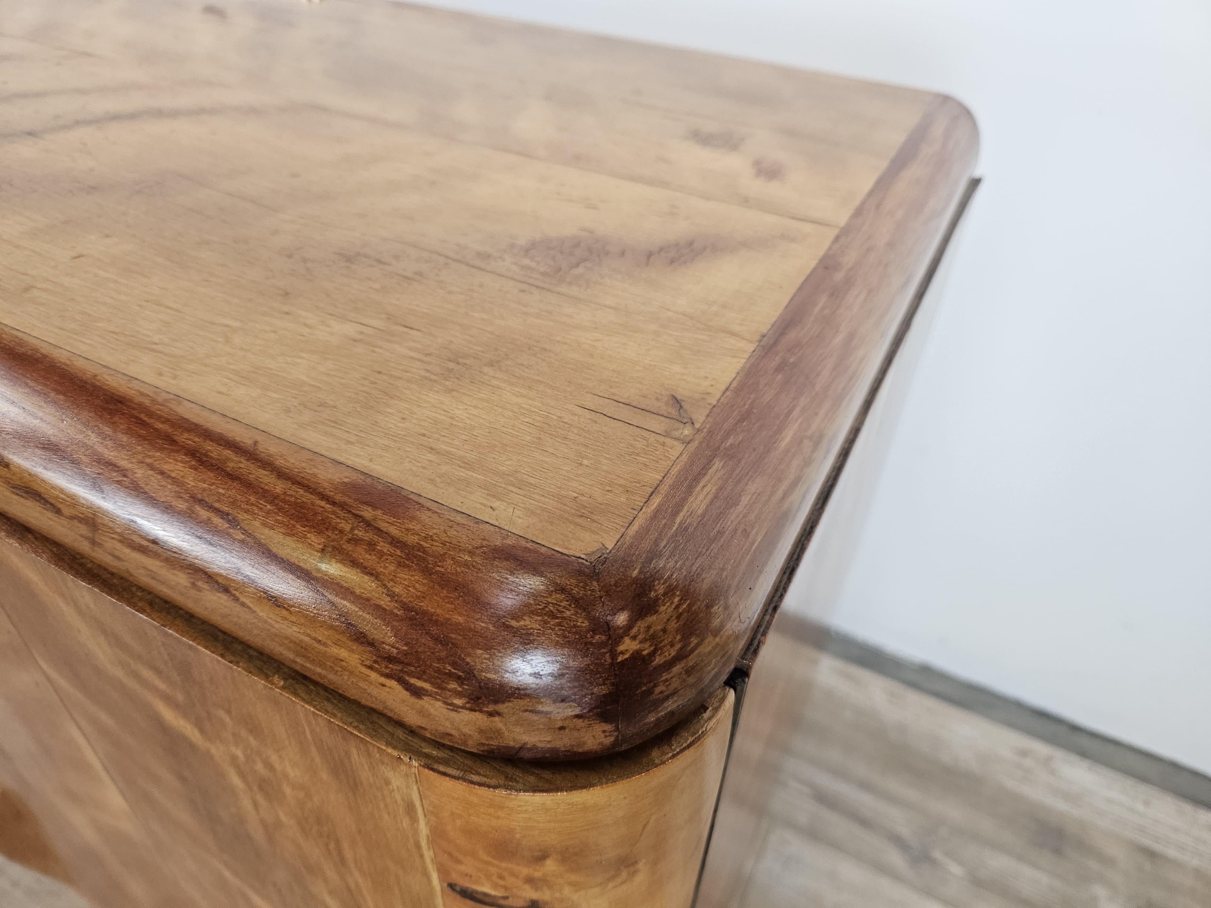 Art Deco 1940s blond walnut dressing table with sliding glass panes For Sale 1