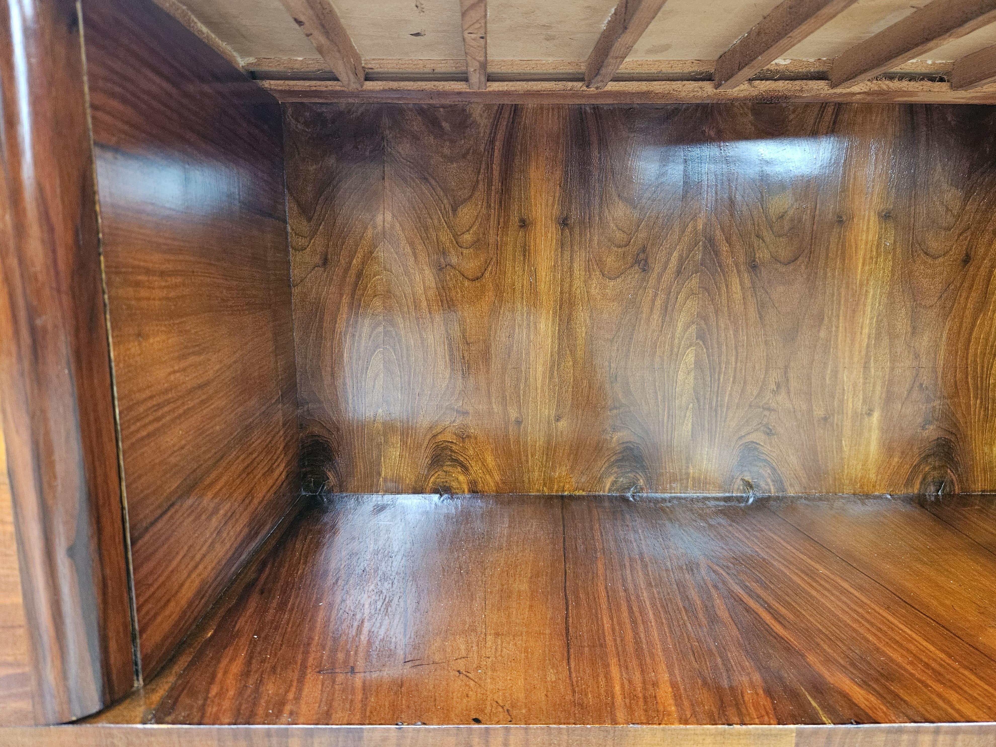 Tocador Art Decó de nogal de los años 40 con compartimento y puerta en venta 5