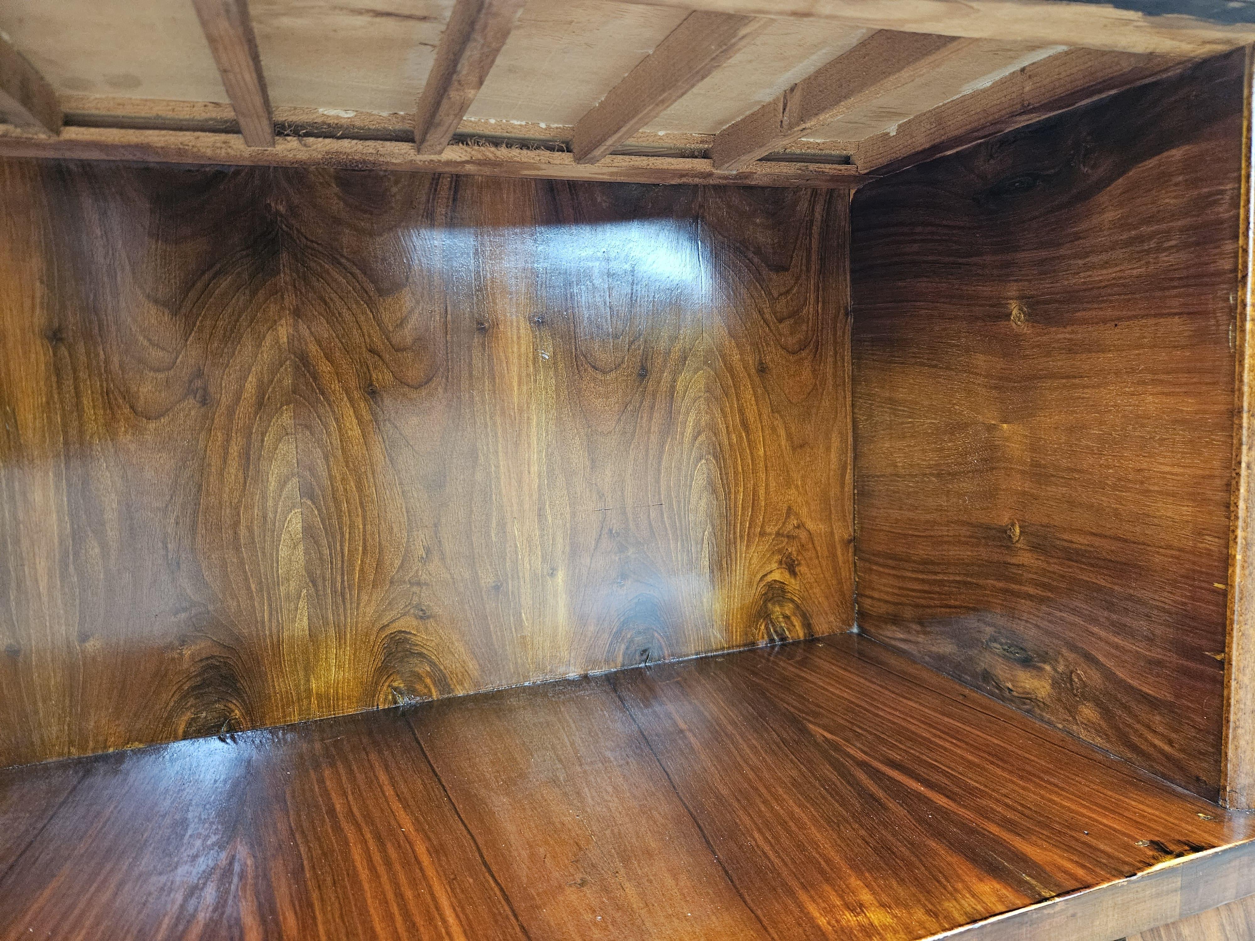 Tocador Art Decó de nogal de los años 40 con compartimento y puerta en venta 6