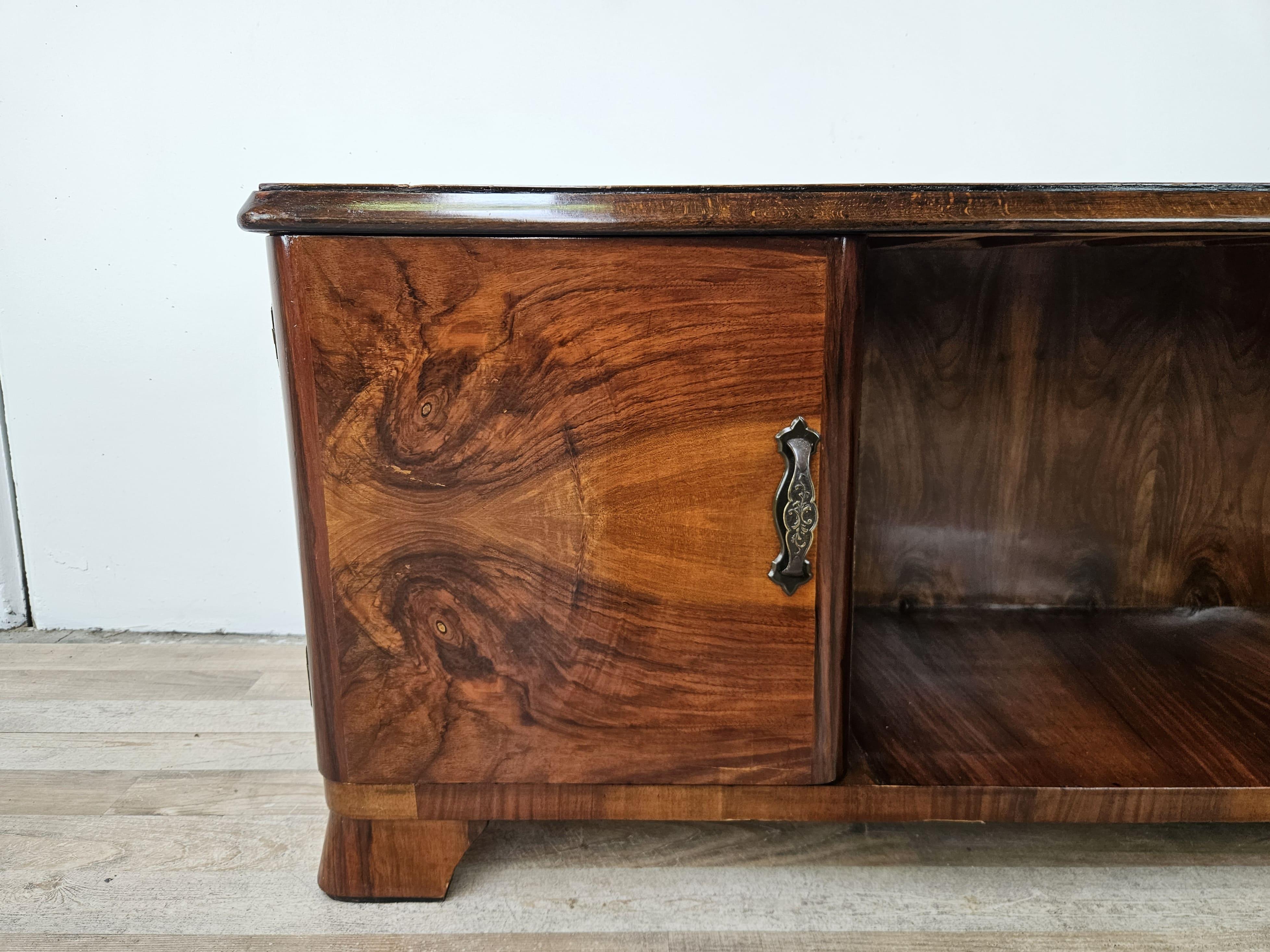 Tocador Art Decó de nogal de los años 40 con compartimento y puerta en venta 7