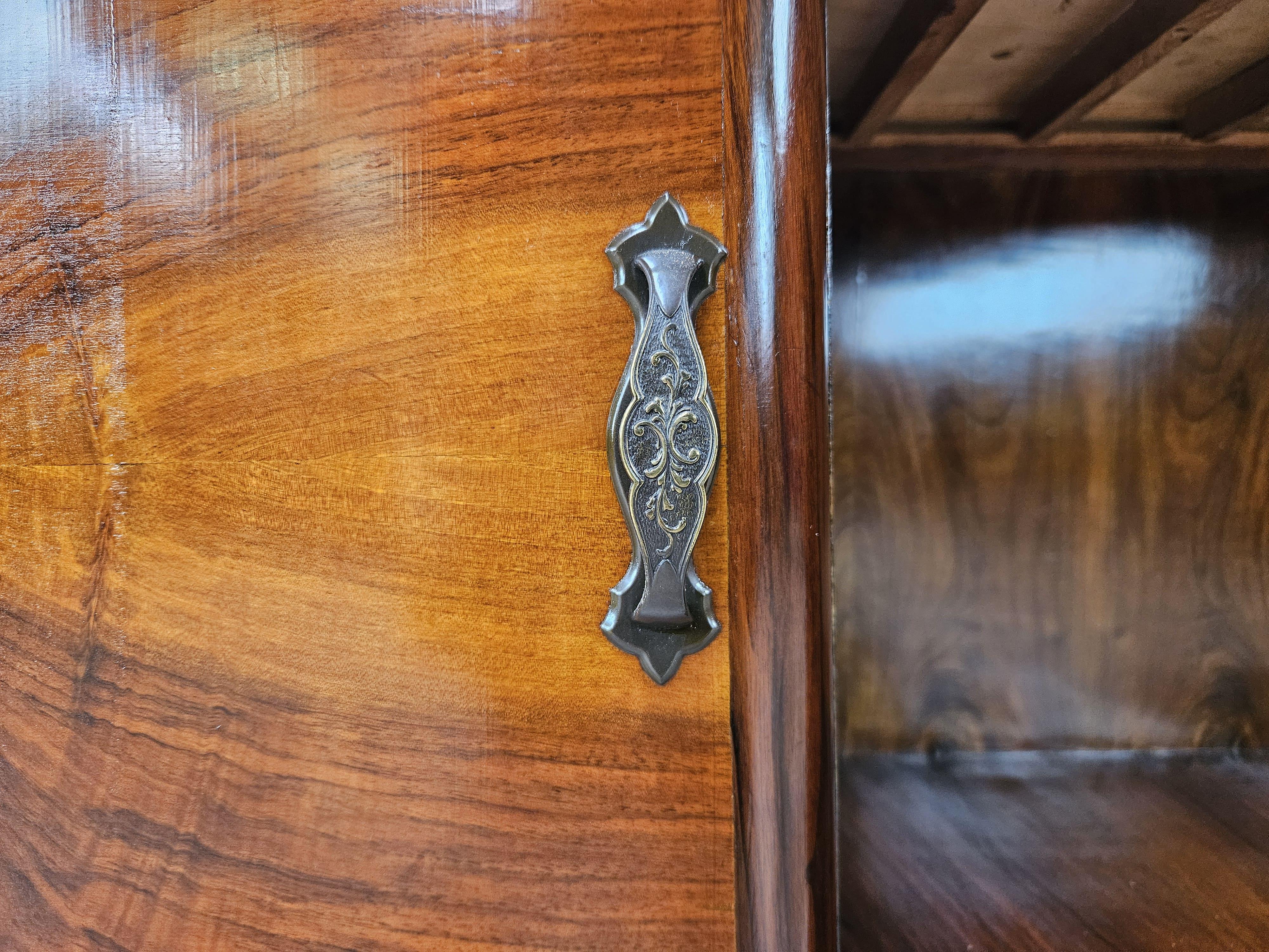 Tocador Art Decó de nogal de los años 40 con compartimento y puerta en venta 8