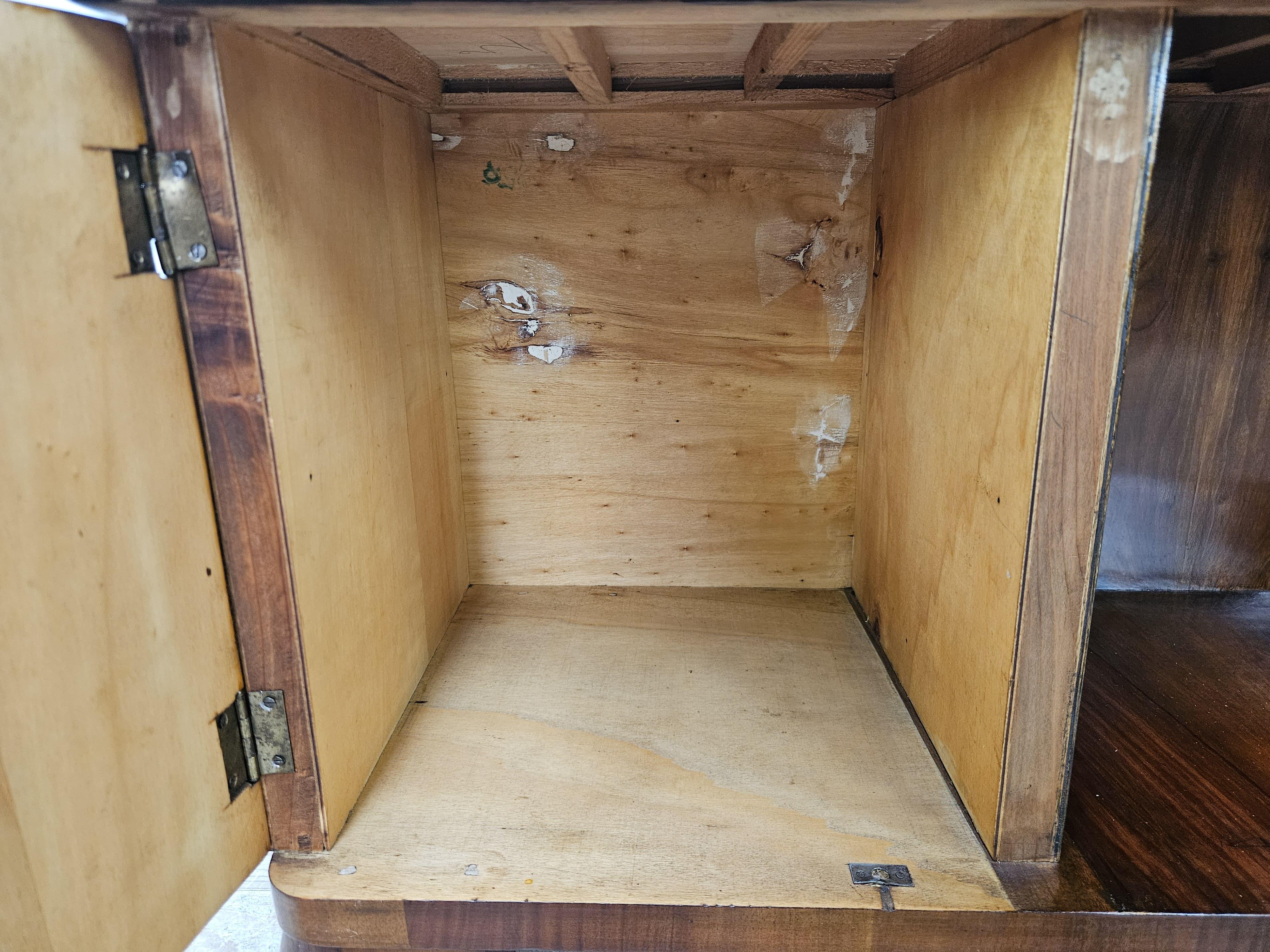 Tocador Art Decó de nogal de los años 40 con compartimento y puerta en venta 10