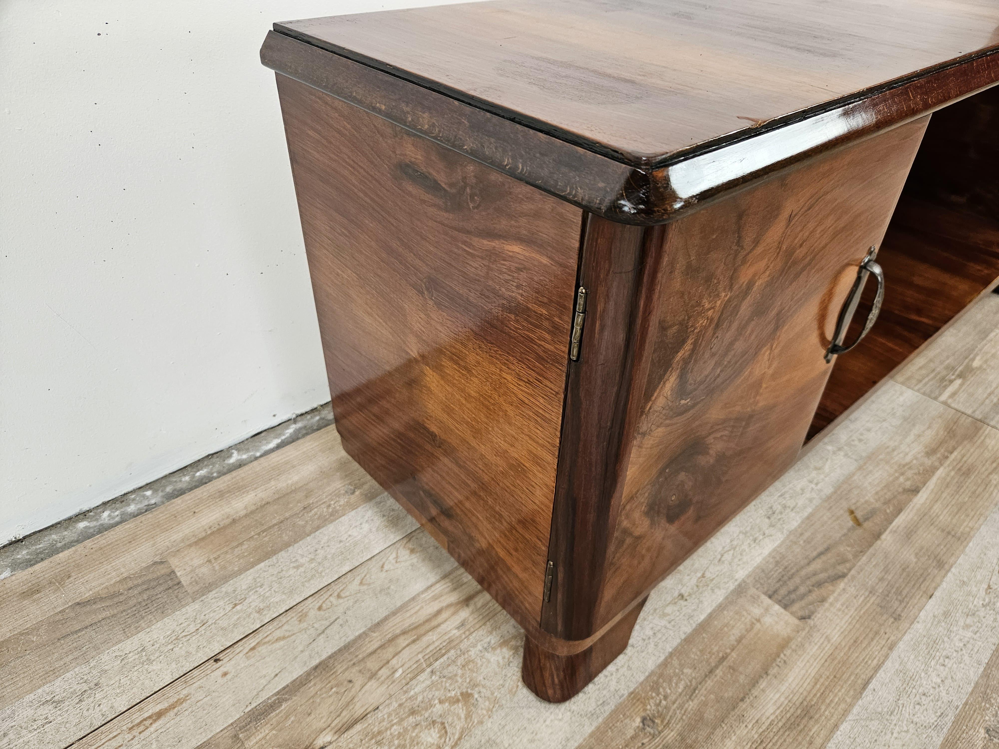 Tocador Art Decó de nogal de los años 40 con compartimento y puerta en Bueno estado para la venta en Premariacco, IT
