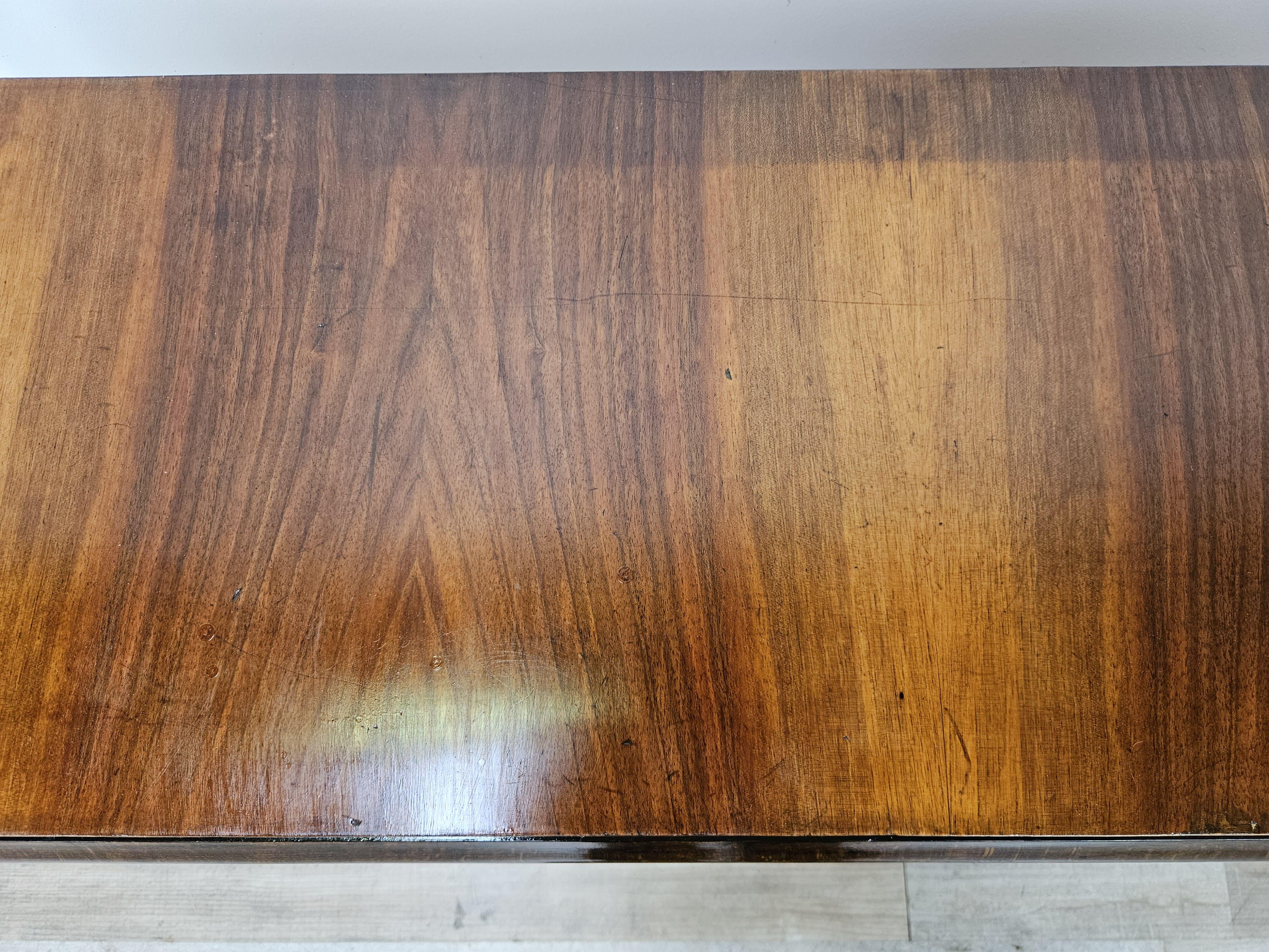 Tocador Art Decó de nogal de los años 40 con compartimento y puerta en venta 1