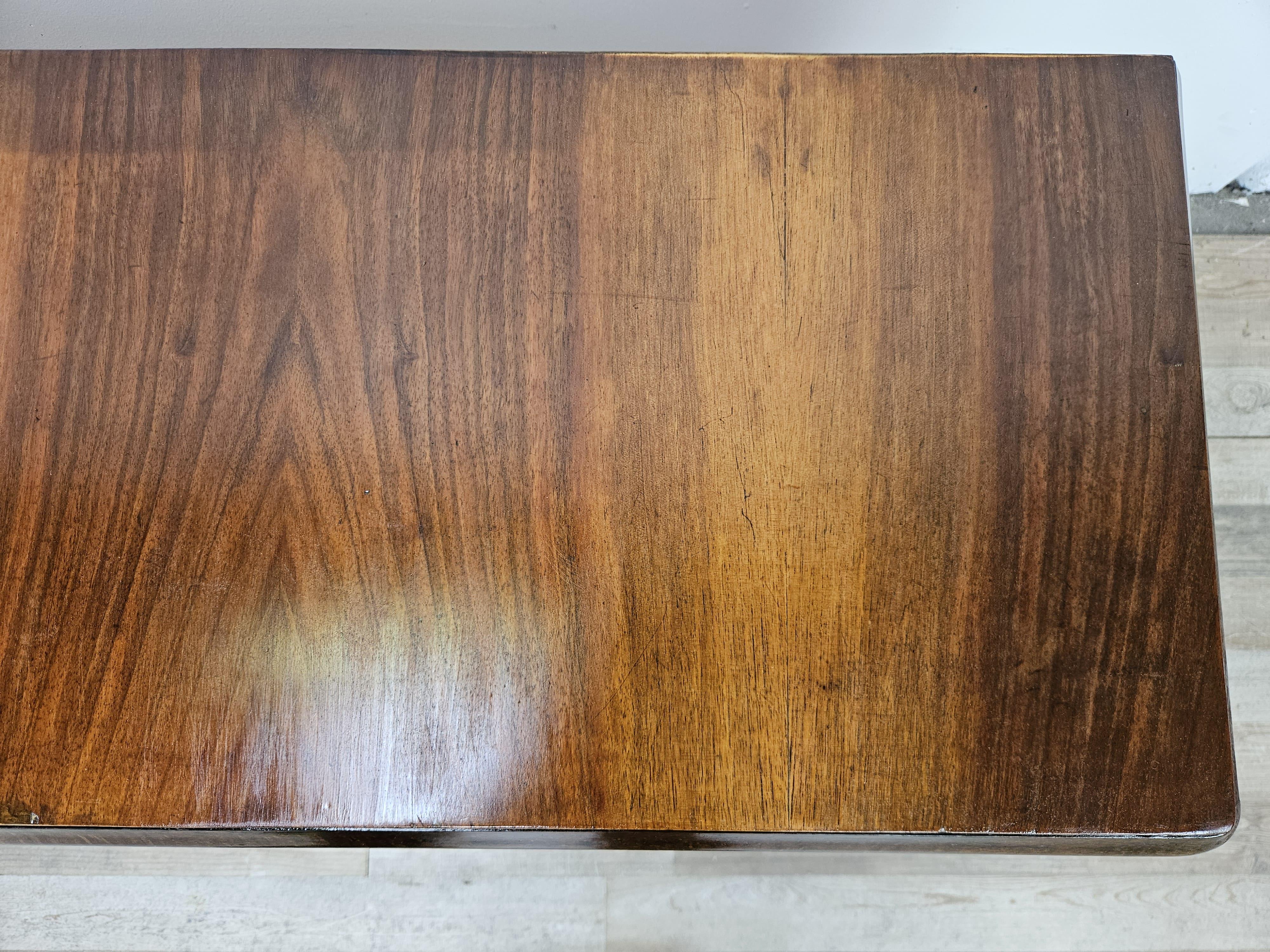 Tocador Art Decó de nogal de los años 40 con compartimento y puerta en venta 2