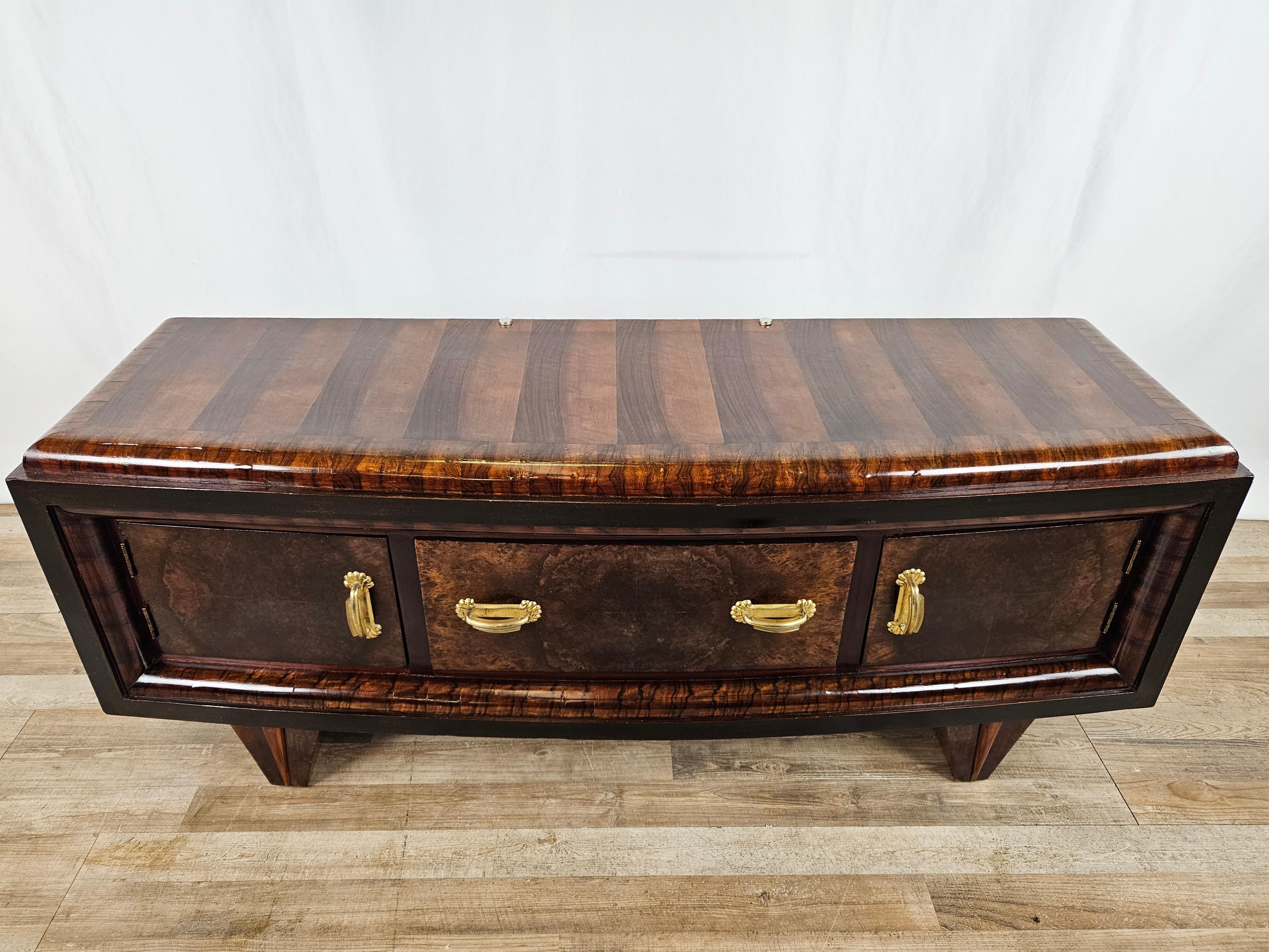 Art Deco style bedroom dressing table made entirely of mahogany burl with ebony profiles, Italian 1930s production of high quality and workmanship.

Elegant and refined design, enriched by a linear and soft shape perfectly adaptable to any type of