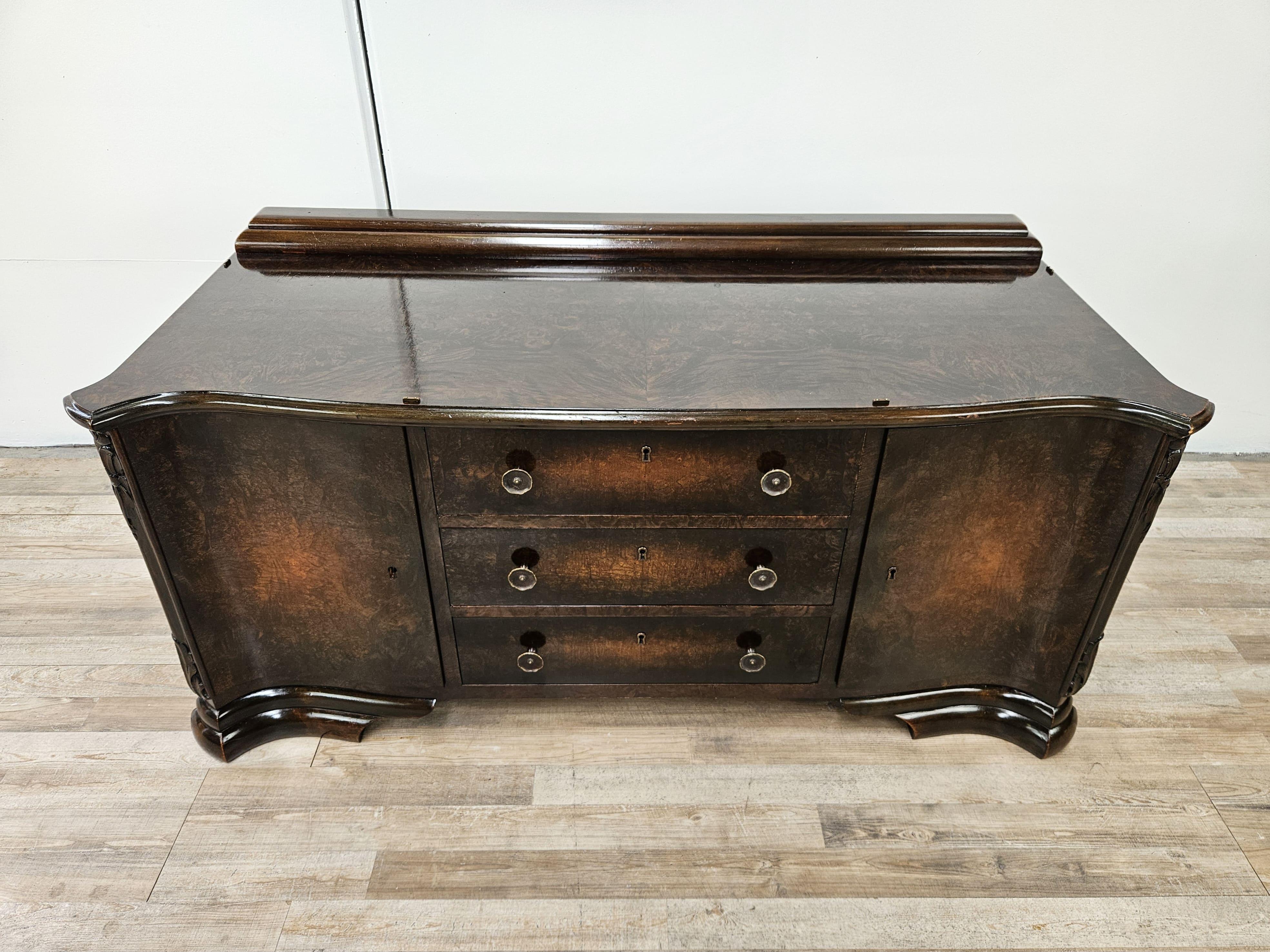 Toelette in legno di noce anni '40 circa, epoca Art Decò produzione italiana.

Il mobile si presenta decorato e lavorato lungo il bordo e ai lati delle ante, arricchito da tre grandi e robusti cassetti centrali con due ante laterali.

Una chiave per