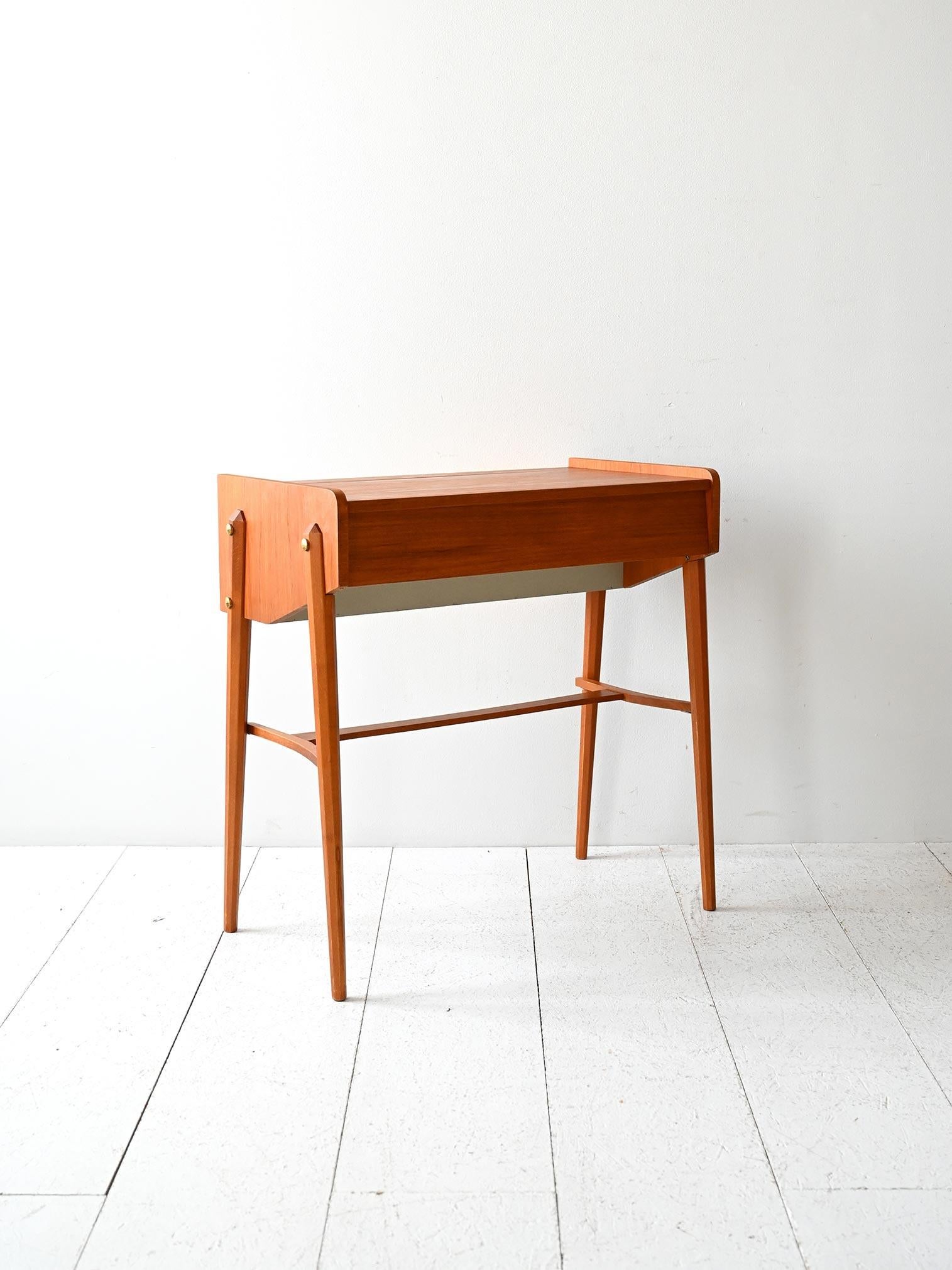 Scandinavian Modern Toelette scandinava in teak con specchio For Sale