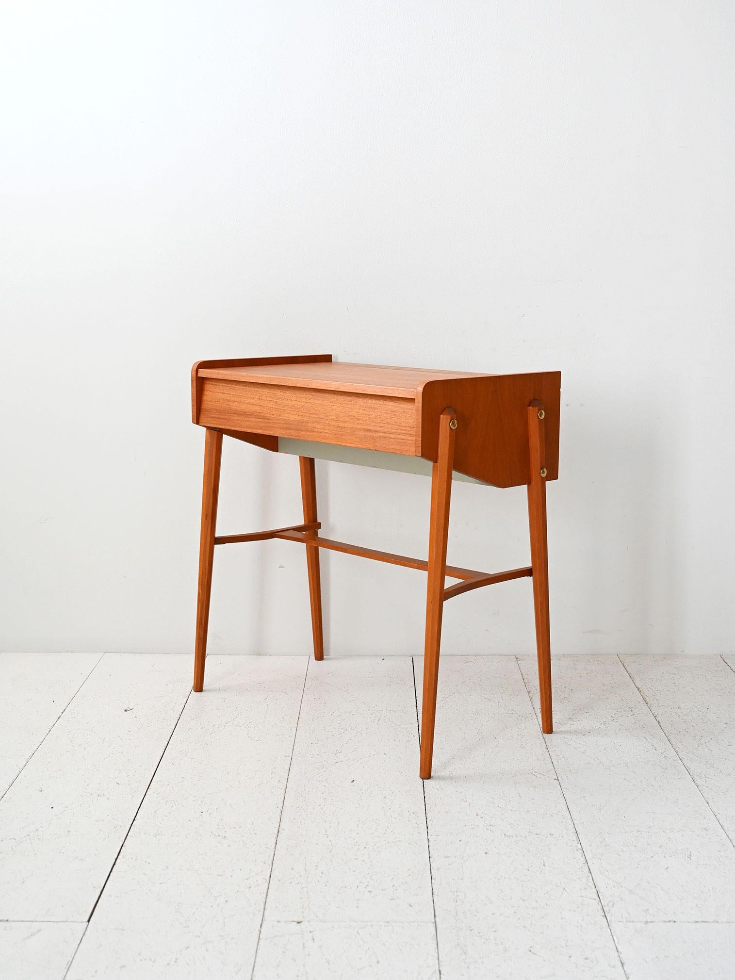 Scandinavian Toelette scandinava in teak con specchio For Sale