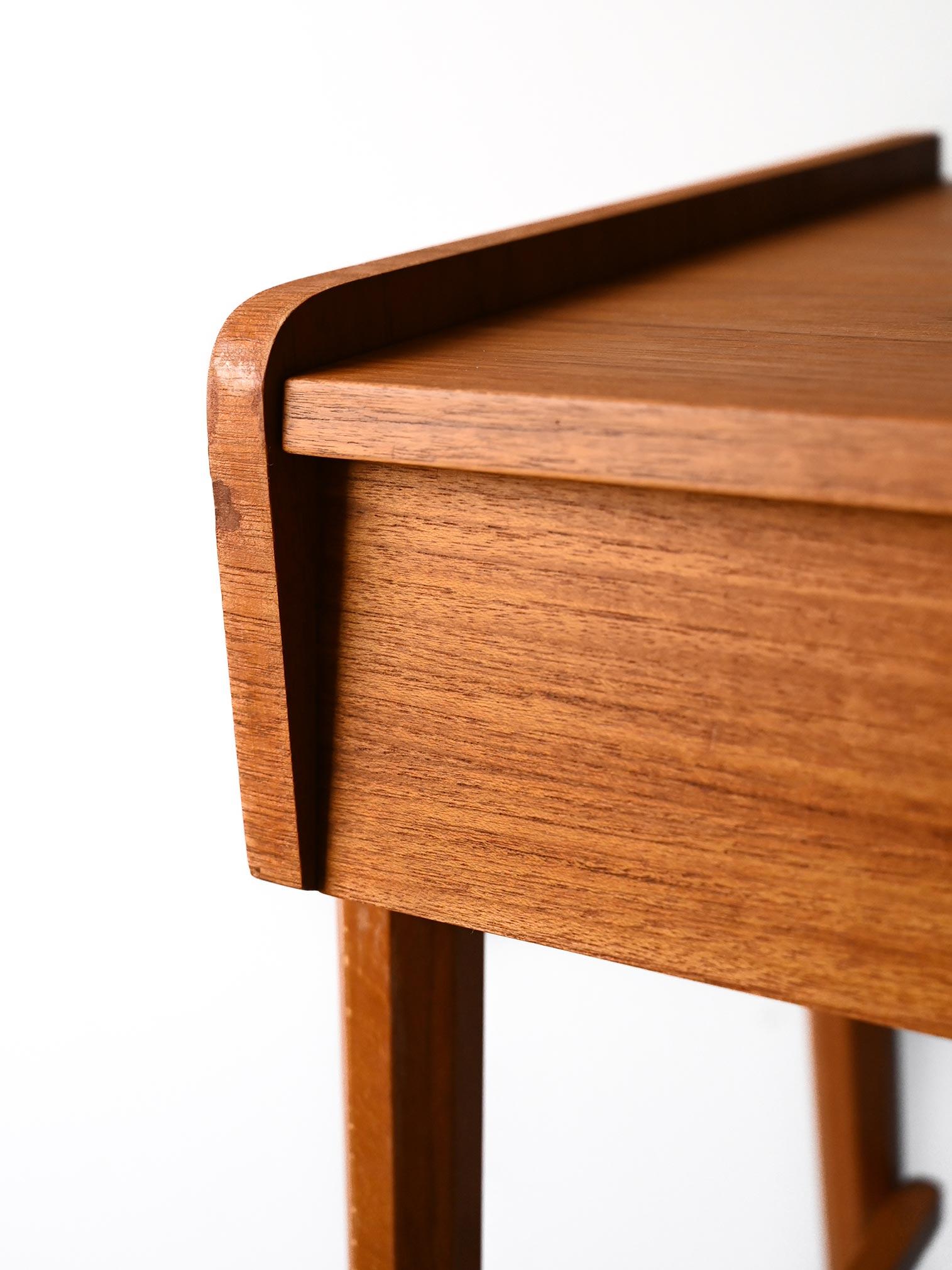 Mid-20th Century Toelette scandinava in teak con specchio For Sale