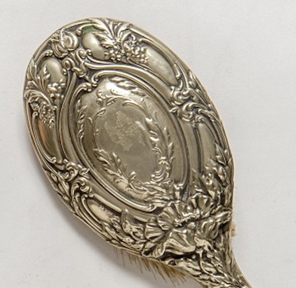 Toelette set in sheffield is an original work realized in the 19th century. 
Silver and mirror. 

Punched 