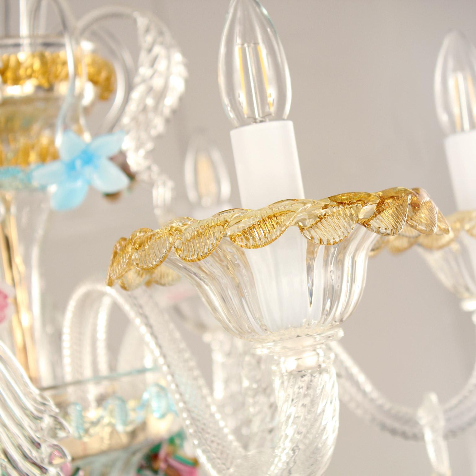 Lustre Toffee hauteur 95, 12 lumières, cristal de Murano, détails polychromes par Multiforme.
Le lustre artistique en verre caramel est une œuvre d'éclairage élégante et délicate, colorée dans des tons pastel. La structure est une combinaison de