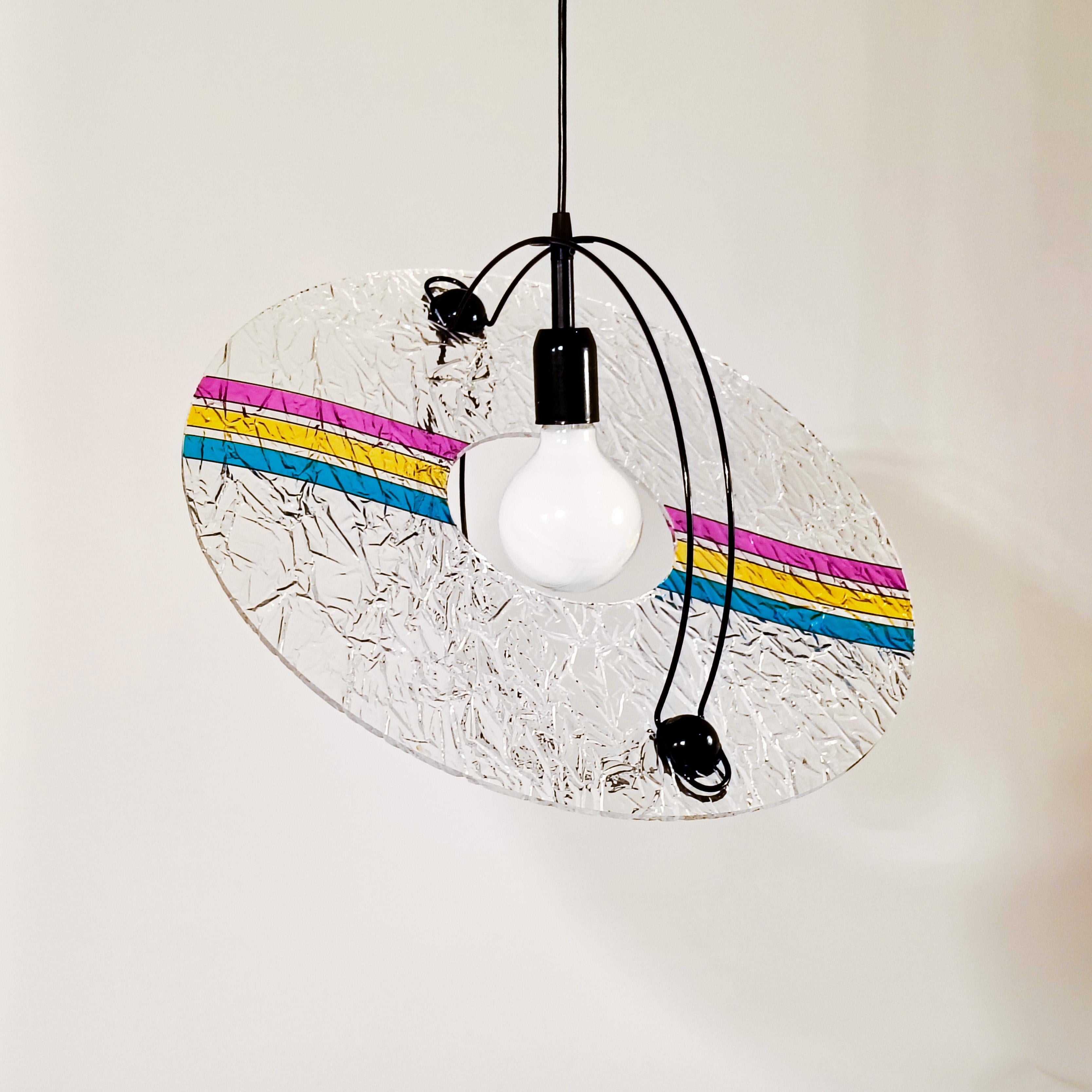 Fine XVII secolo Toffoli. 1 of 2 Memphis and Pop Art style pendant lamp, Italy, 1980s. in vendita