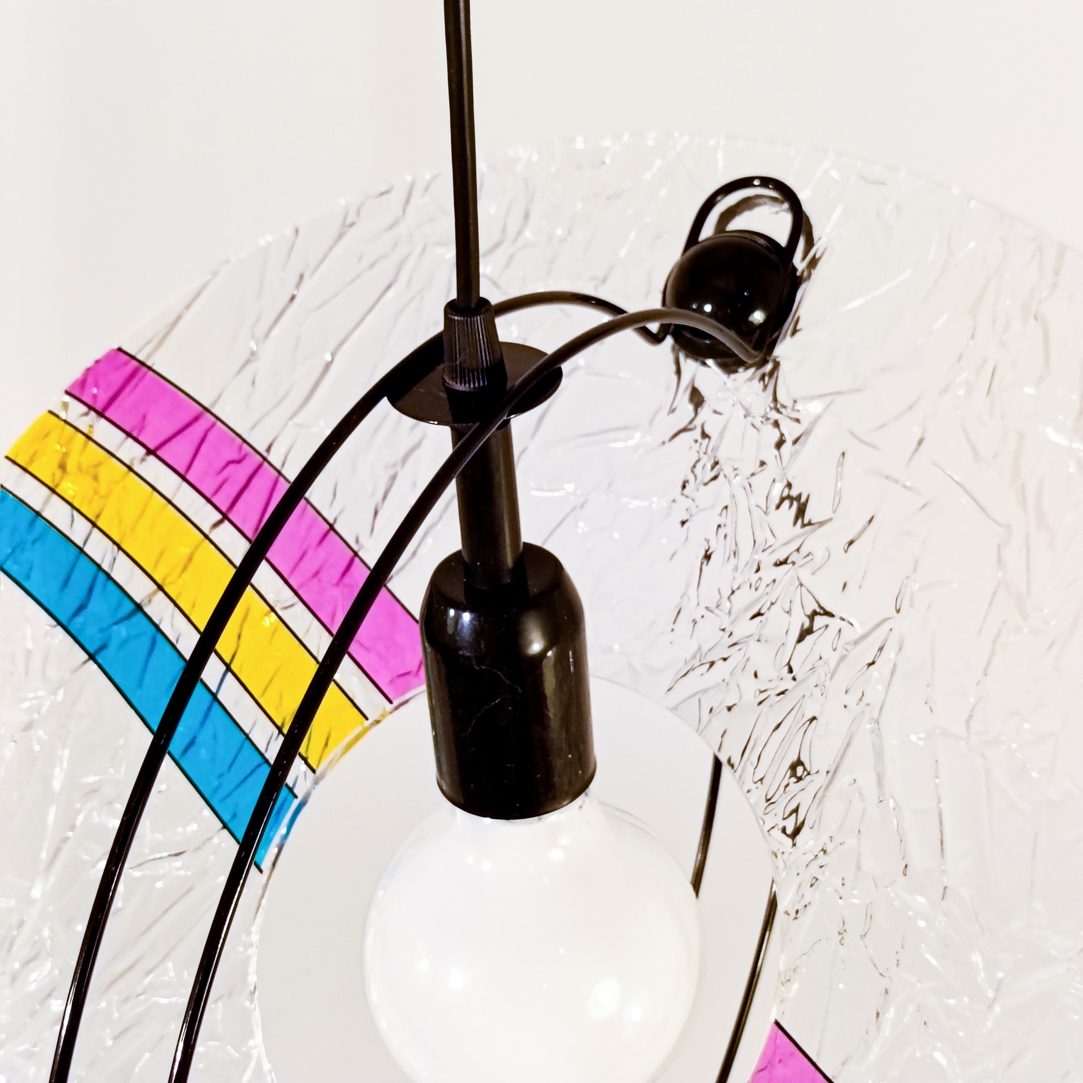 Toffoli. 1 of 2 Memphis and Pop Art style pendant lamp, Italy, 1980s. in vendita 1