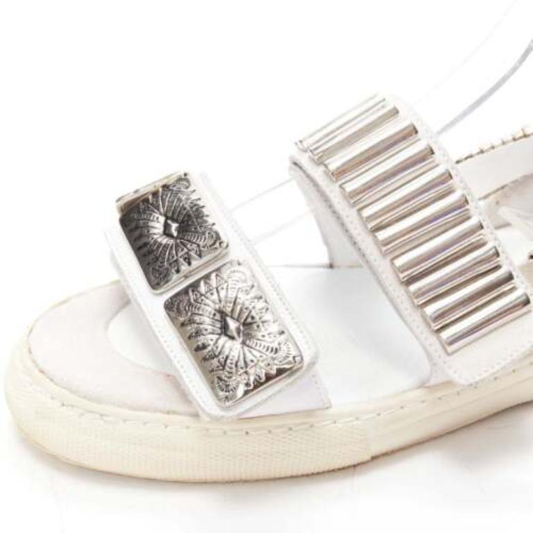 TOGA ARCHIVES 2022 weißes Leder silberne Metallplatte Schnalle Sandalen EU39 im Angebot 2