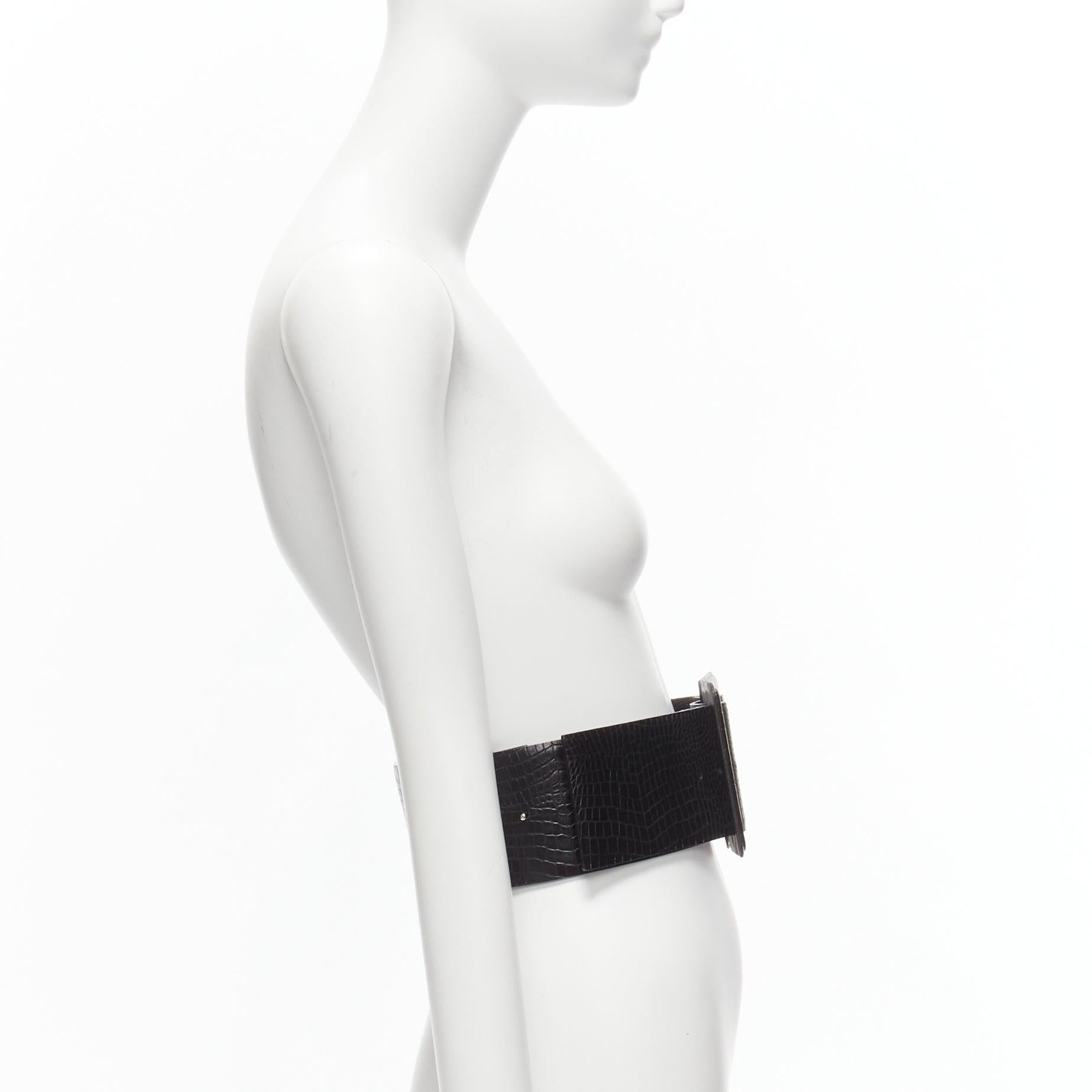 TOGA ARCHIVES schwarzer breiter Statement-Gürtel mit geprägter Lederschnalle Damen im Angebot