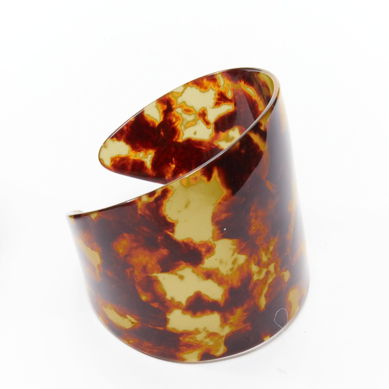 TOGA ARCHIVES brown black acrylic marble print oversized cuffs set In Fair Condition For Sale In Hong Kong, NT