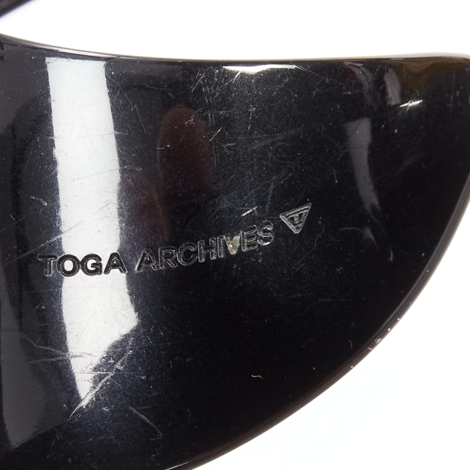 TOGA ARCHIVES braun schwarz Acryl Marmor Druck übergroße Manschetten Set im Angebot 1
