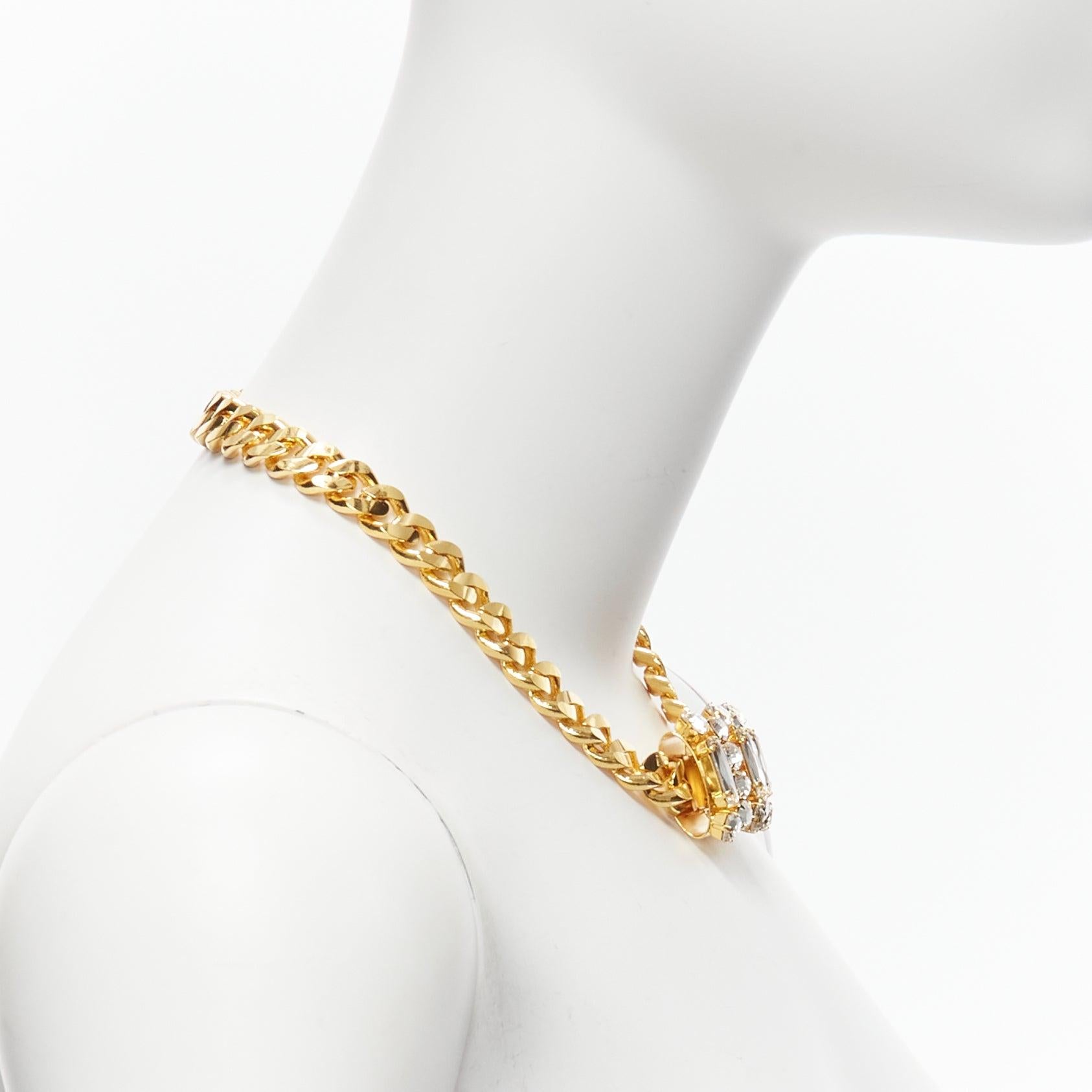TOGA ARCHIVES Halskette mit goldener Metallstange und klarem Kristallstein (Beige) im Angebot
