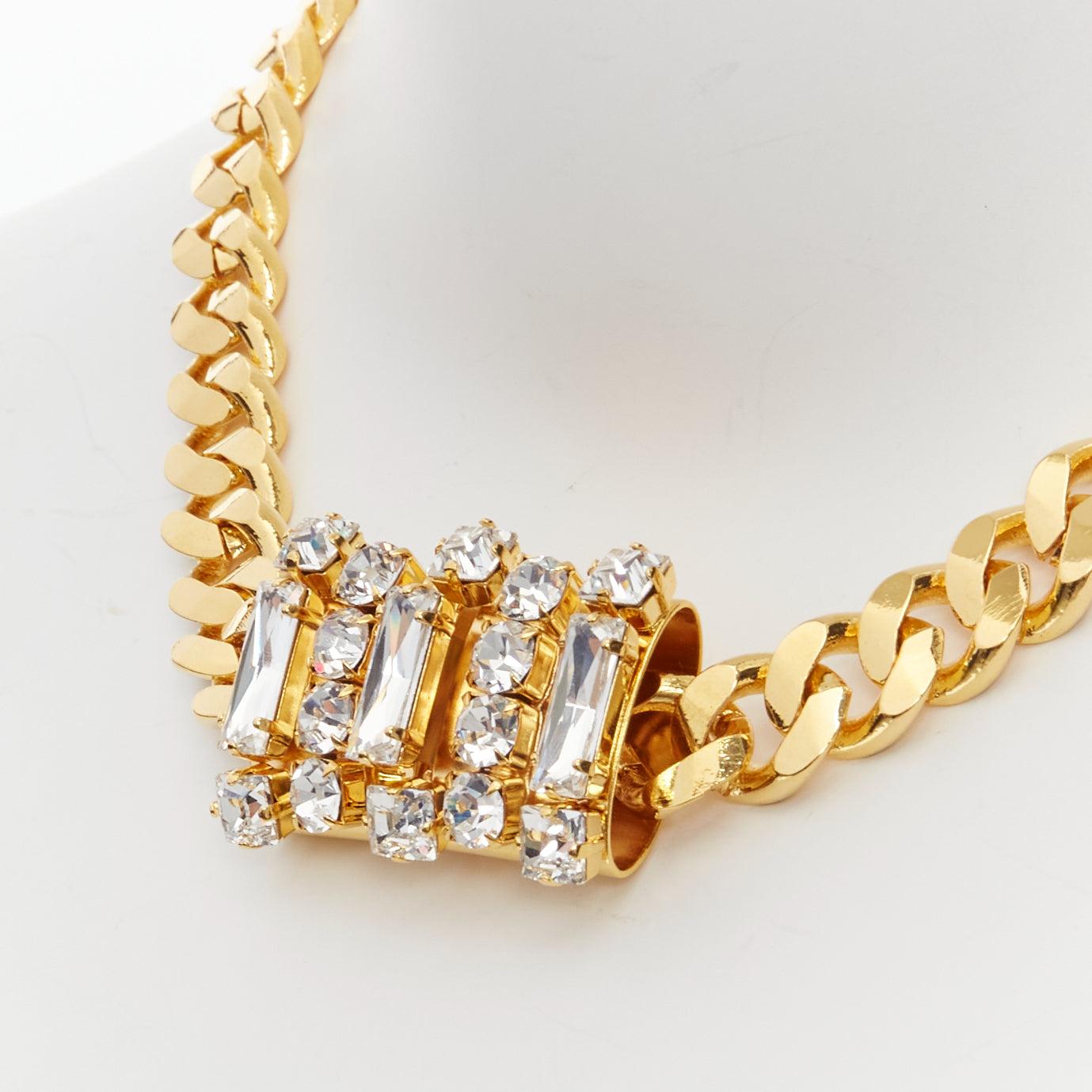 TOGA ARCHIVES Halskette mit goldener Metallstange und klarem Kristallstein im Angebot 1