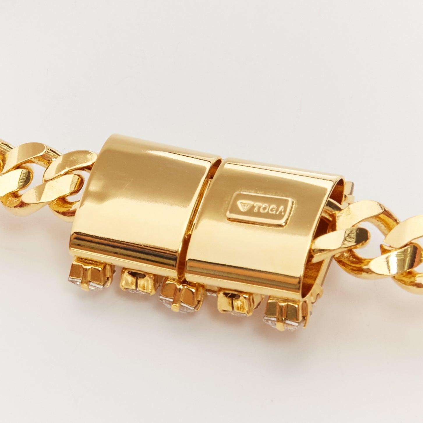 TOGA ARCHIVES Halskette mit goldener Metallstange und klarem Kristallstein im Angebot 2