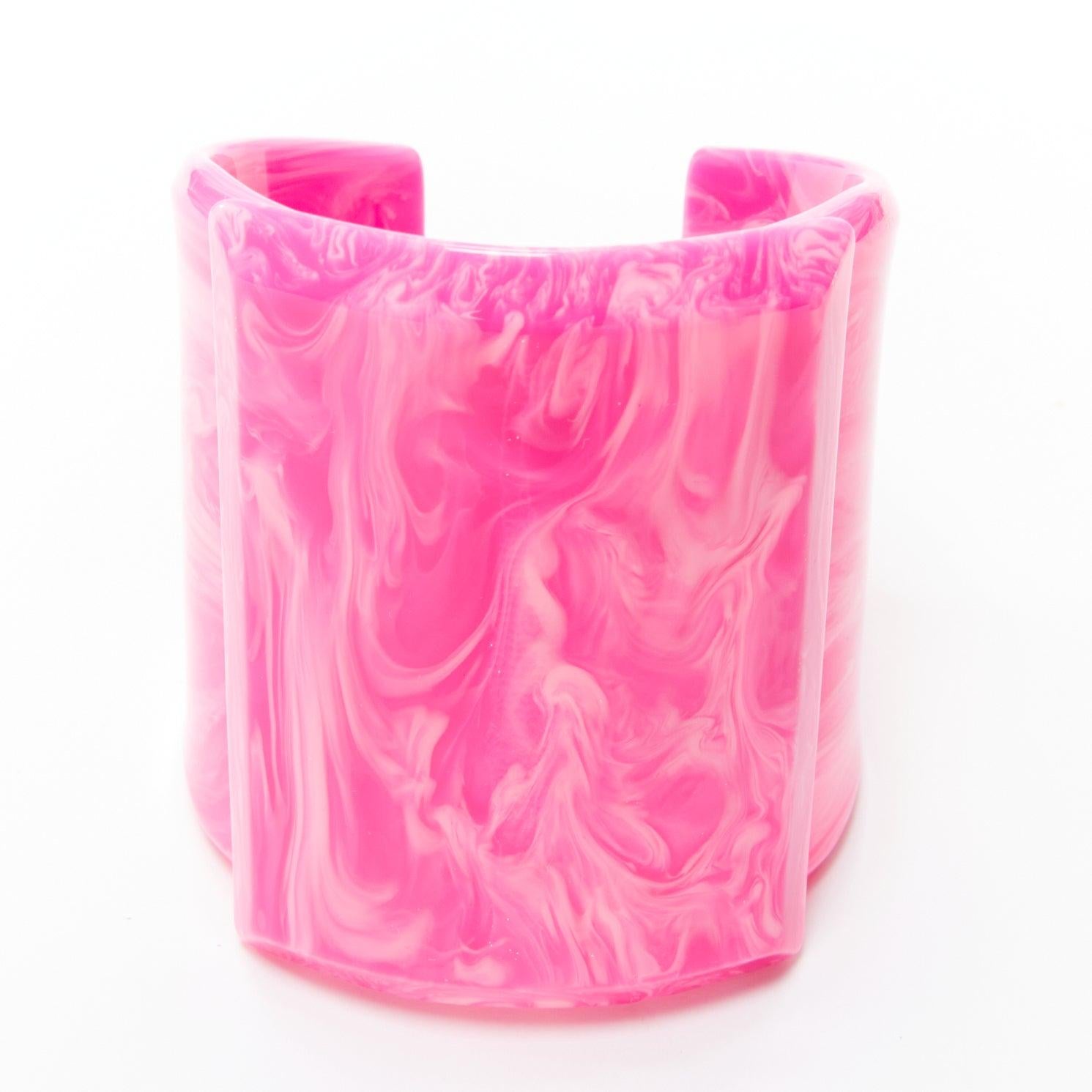 TOGA ARCHIVES pink red acrylic marble swirl oversized cuffs set In Good Condition For Sale In Hong Kong, NT