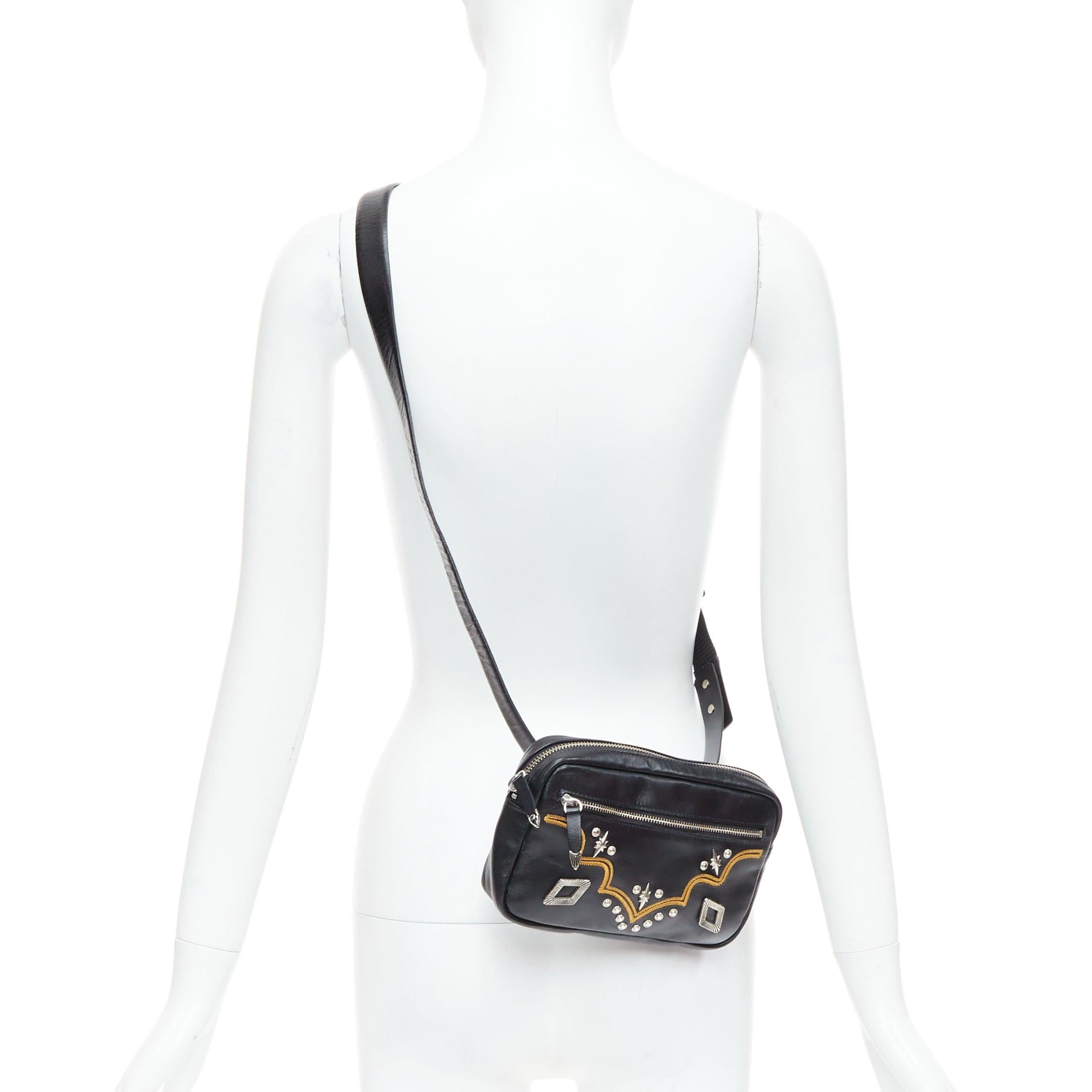 TOGA ARCHIVES Sac à ceinture Pulla noir avec broderie western
Référence : ECLO/A00056
Marque : Toga Archives
Collectional : Pulla
MATERIAL : Cuir, métal
Couleur : noir, argent
Motif : Solide
Fermeture : Zip
Doublure : Tissu noir

CONDITION