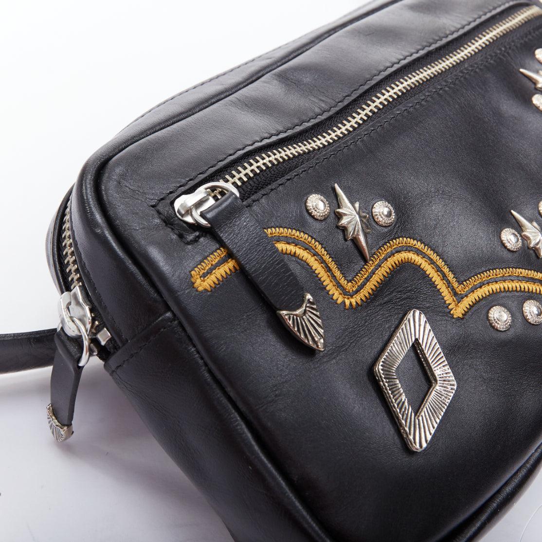 TOGA ARCHIVES Sac à ceinture Pulla noir avec broderie western en vente 2
