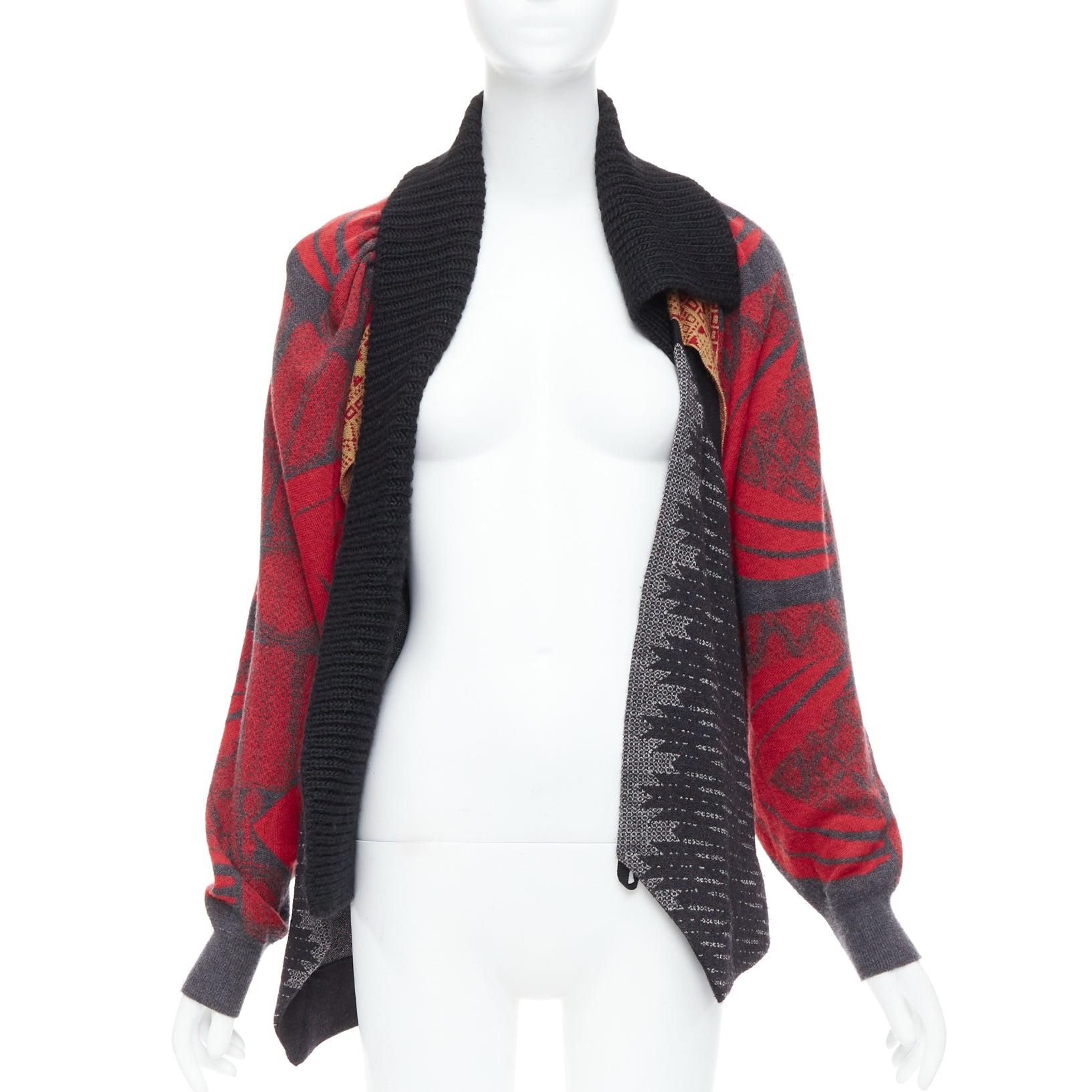 TOGA ARCHIVES rot grau ethnische Intarsien-Strickjacke mit Dekonstruktion JP2 M (Grau) im Angebot