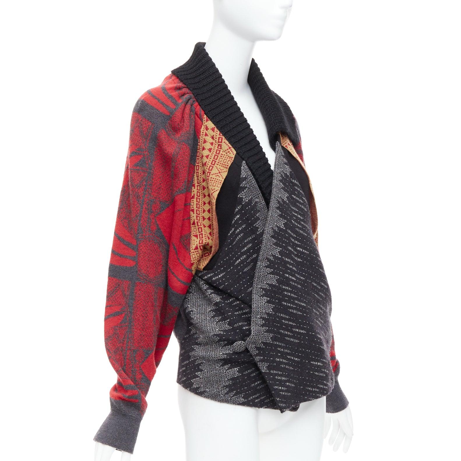 TOGA ARCHIVES rot grau ethnische Intarsien-Strickjacke mit Dekonstruktion JP2 M im Zustand „Gut“ im Angebot in Hong Kong, NT