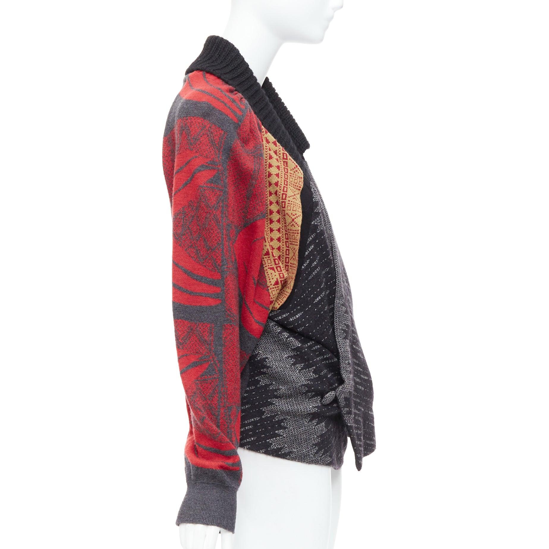 TOGA ARCHIVES rot grau ethnische Intarsien-Strickjacke mit Dekonstruktion JP2 M Damen im Angebot