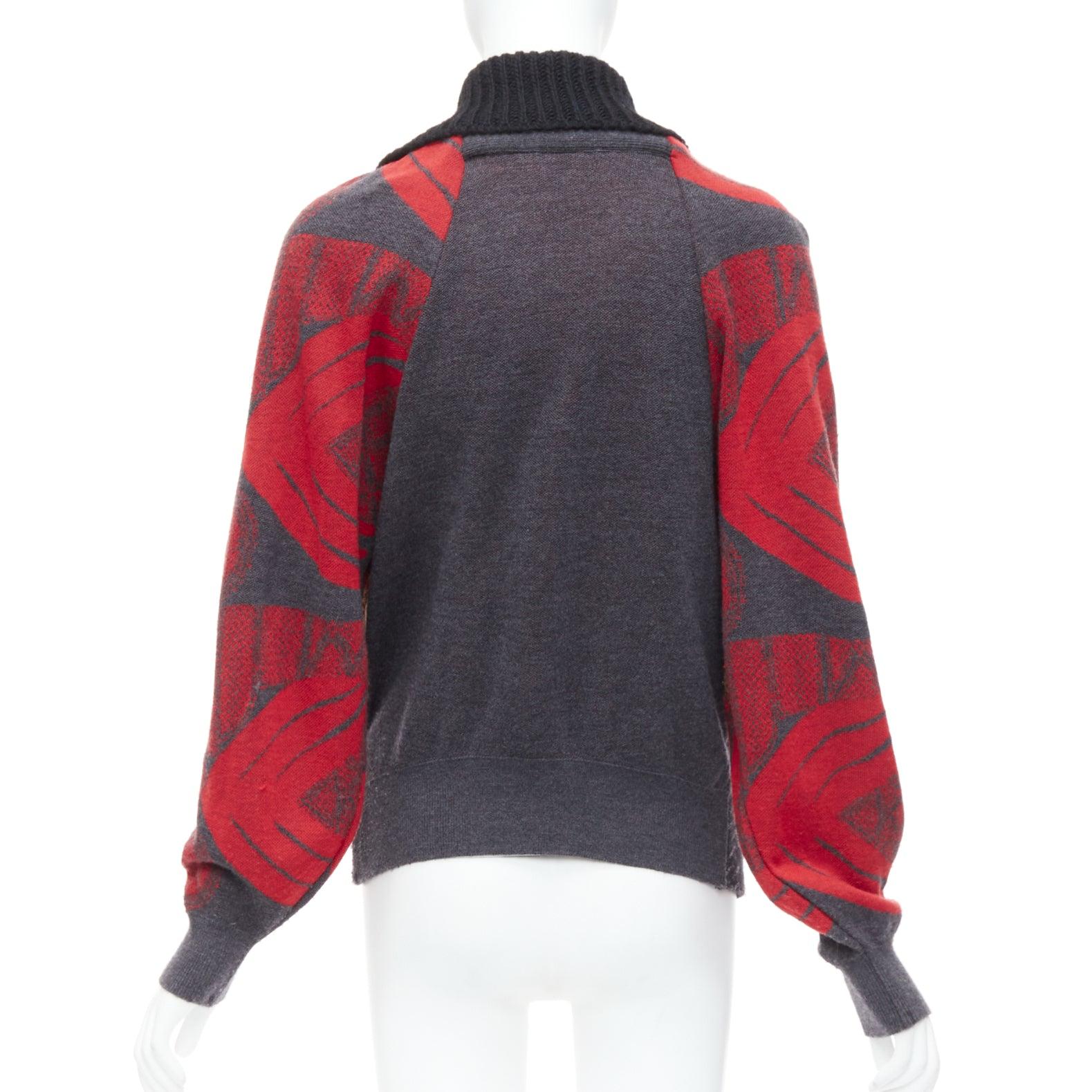 TOGA ARCHIVES rot grau ethnische Intarsien-Strickjacke mit Dekonstruktion JP2 M im Angebot 1
