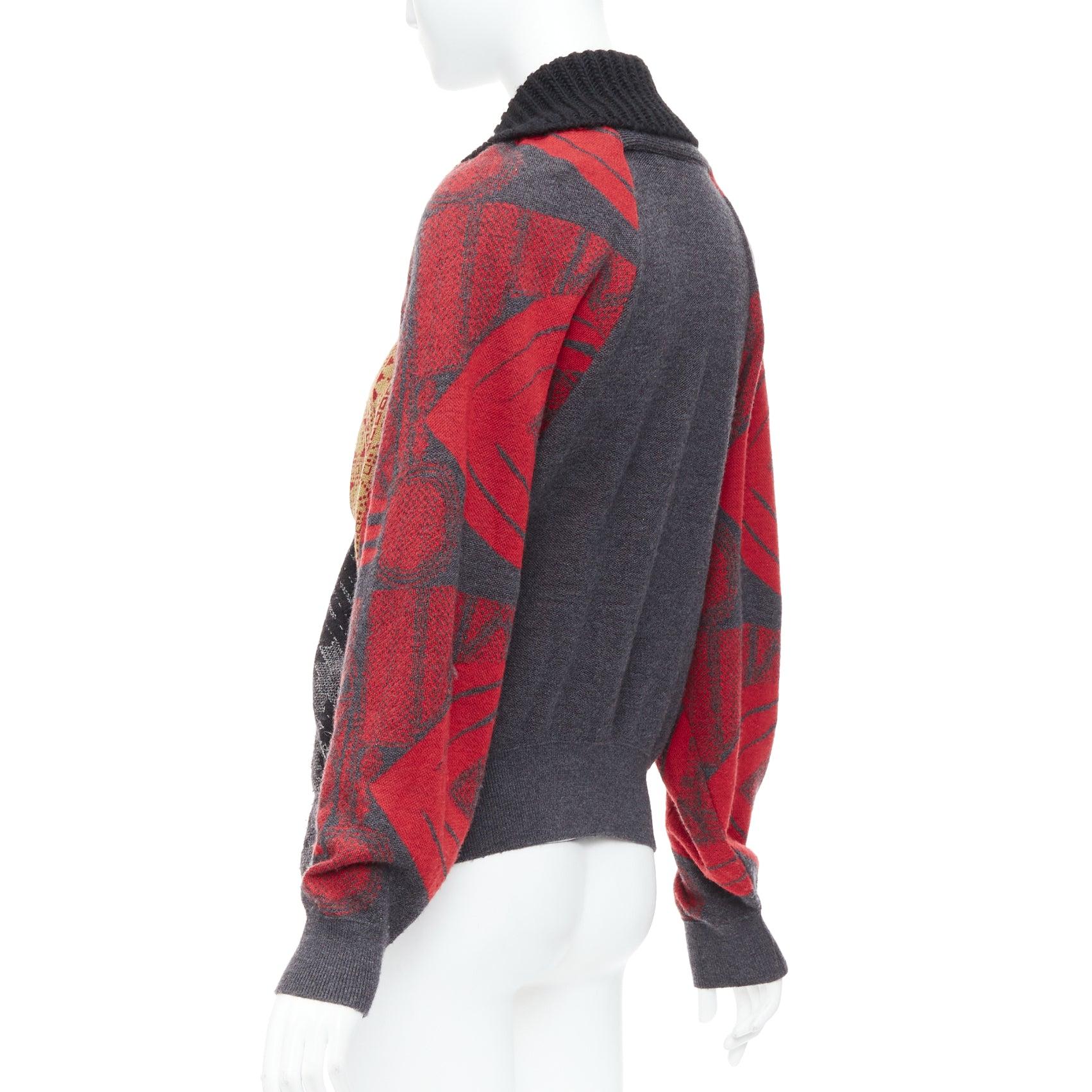 TOGA ARCHIVES rot grau ethnische Intarsien-Strickjacke mit Dekonstruktion JP2 M im Angebot 2
