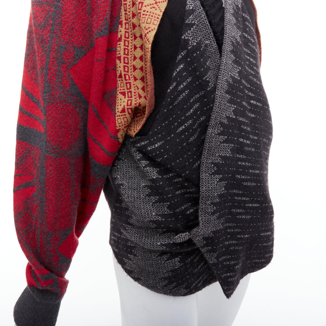 TOGA ARCHIVES rot grau ethnische Intarsien-Strickjacke mit Dekonstruktion JP2 M im Angebot 3
